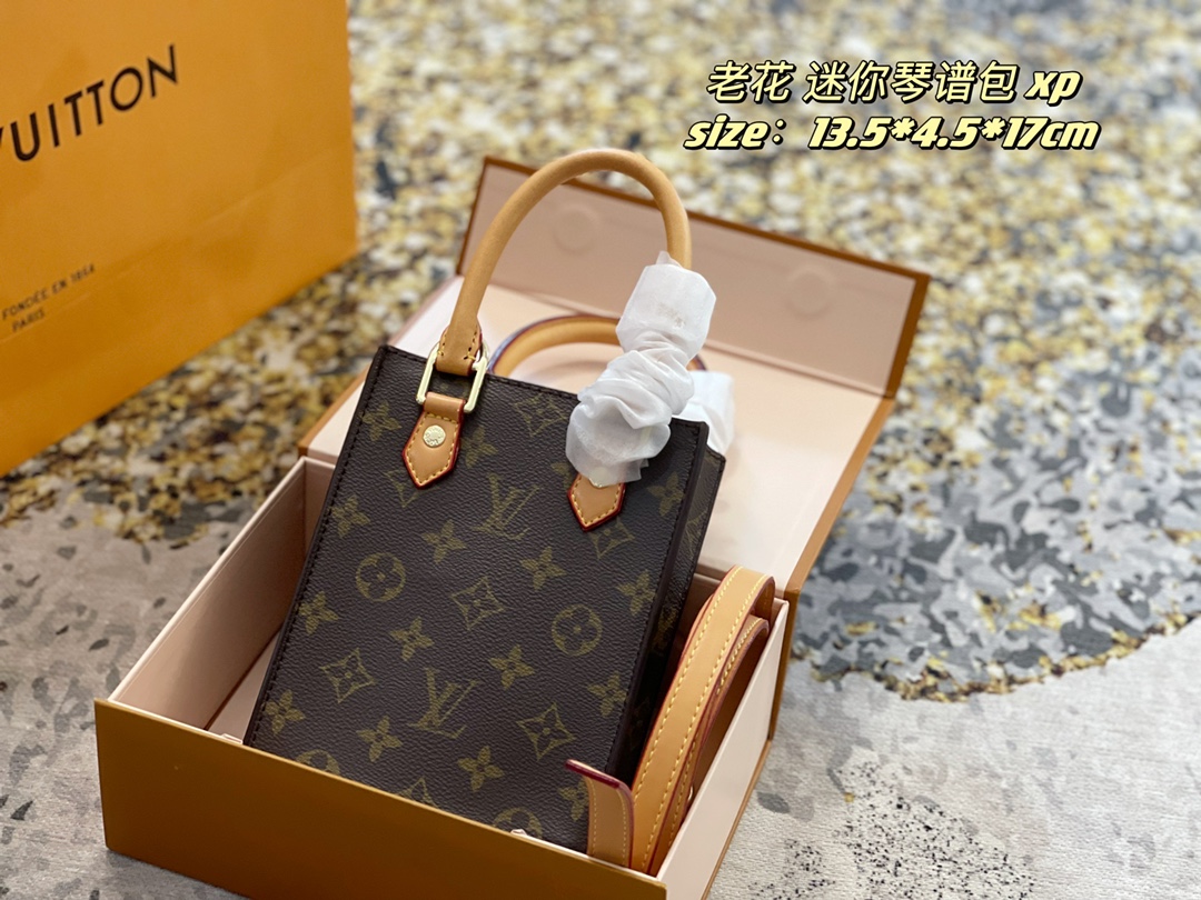 I5 mini琴谱包种草 今年 Louis Vuitton 路易威登 LV 的迷你小琴谱包简直开了挂，方方正正的小可爱别有一番俏皮时尚感!不过难抢也是真的~  Louis Vuitton 路易威登 LV 经典的monogram老花永远不会过时\t 尺寸：13.5*4.5*17cm