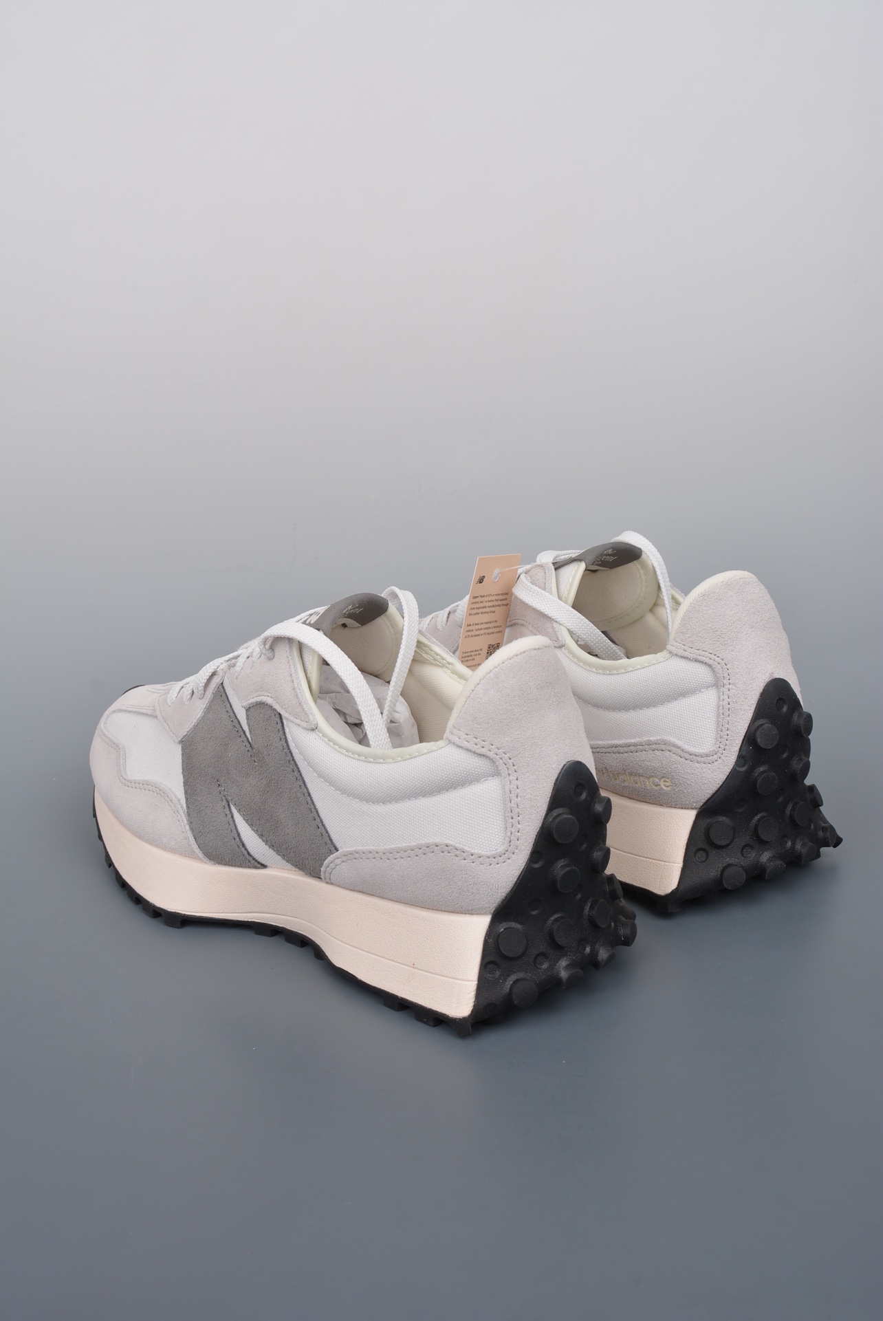 放店💰85
NB 327系列 迄今为止唯一过验级别 
韩国专柜充正订单 全新天花板品质
因为工厂和订单客户有协议 前面三个月不能有一双流入国内市场 韩国已经出了两万多双 品质稳定 秒过专柜 皮料、布料、鞋垫、鞋带、织麦均来自原厂 真正的好东西 操作的可能性很大 目前市场独家供应
官方货号: MS327WEKY
Size:  36 37 37.5 38 38.5 39.5 40 40.5 41.5 42 42.5 43 44 45