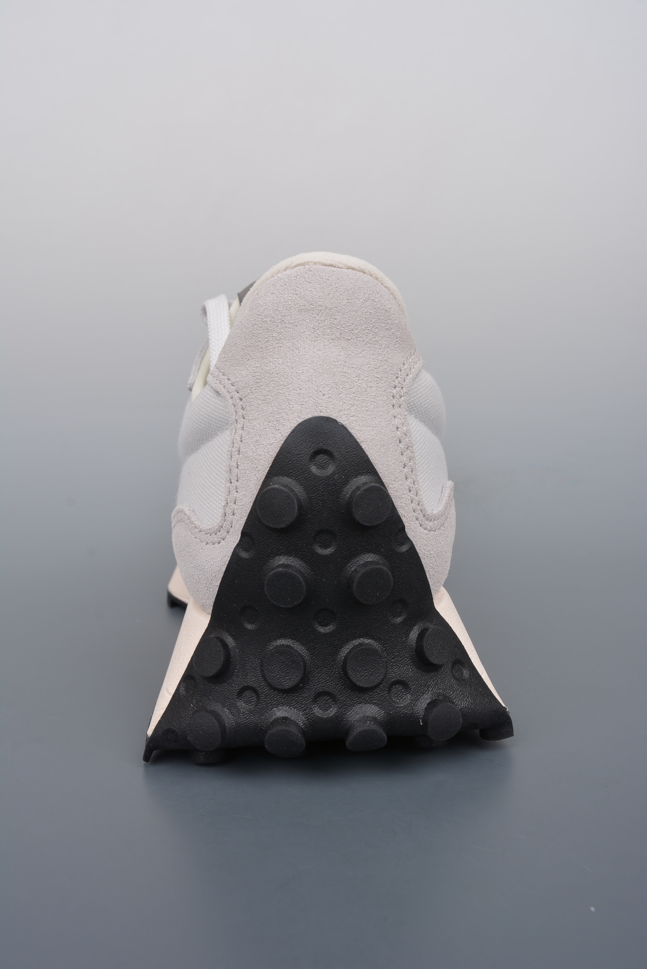 放店💰85
NB 327系列 迄今为止唯一过验级别 
韩国专柜充正订单 全新天花板品质
因为工厂和订单客户有协议 前面三个月不能有一双流入国内市场 韩国已经出了两万多双 品质稳定 秒过专柜 皮料、布料、鞋垫、鞋带、织麦均来自原厂 真正的好东西 操作的可能性很大 目前市场独家供应
官方货号: MS327WEKY
Size:  36 37 37.5 38 38.5 39.5 40 40.5 41.5 42 42.5 43 44 45