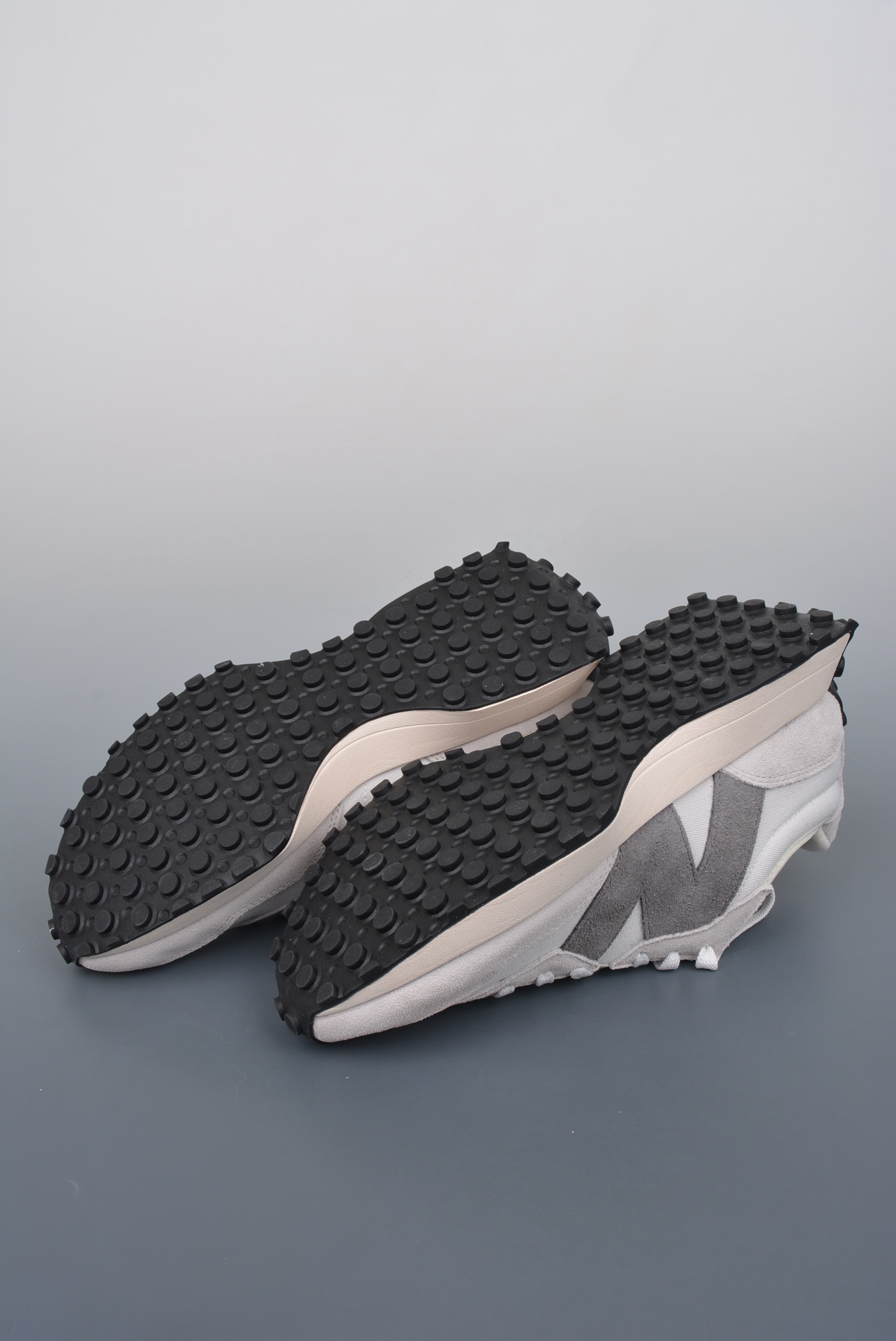 放店💰85
NB 327系列 迄今为止唯一过验级别 
韩国专柜充正订单 全新天花板品质
因为工厂和订单客户有协议 前面三个月不能有一双流入国内市场 韩国已经出了两万多双 品质稳定 秒过专柜 皮料、布料、鞋垫、鞋带、织麦均来自原厂 真正的好东西 操作的可能性很大 目前市场独家供应
官方货号: MS327WEKY
Size:  36 37 37.5 38 38.5 39.5 40 40.5 41.5 42 42.5 43 44 45