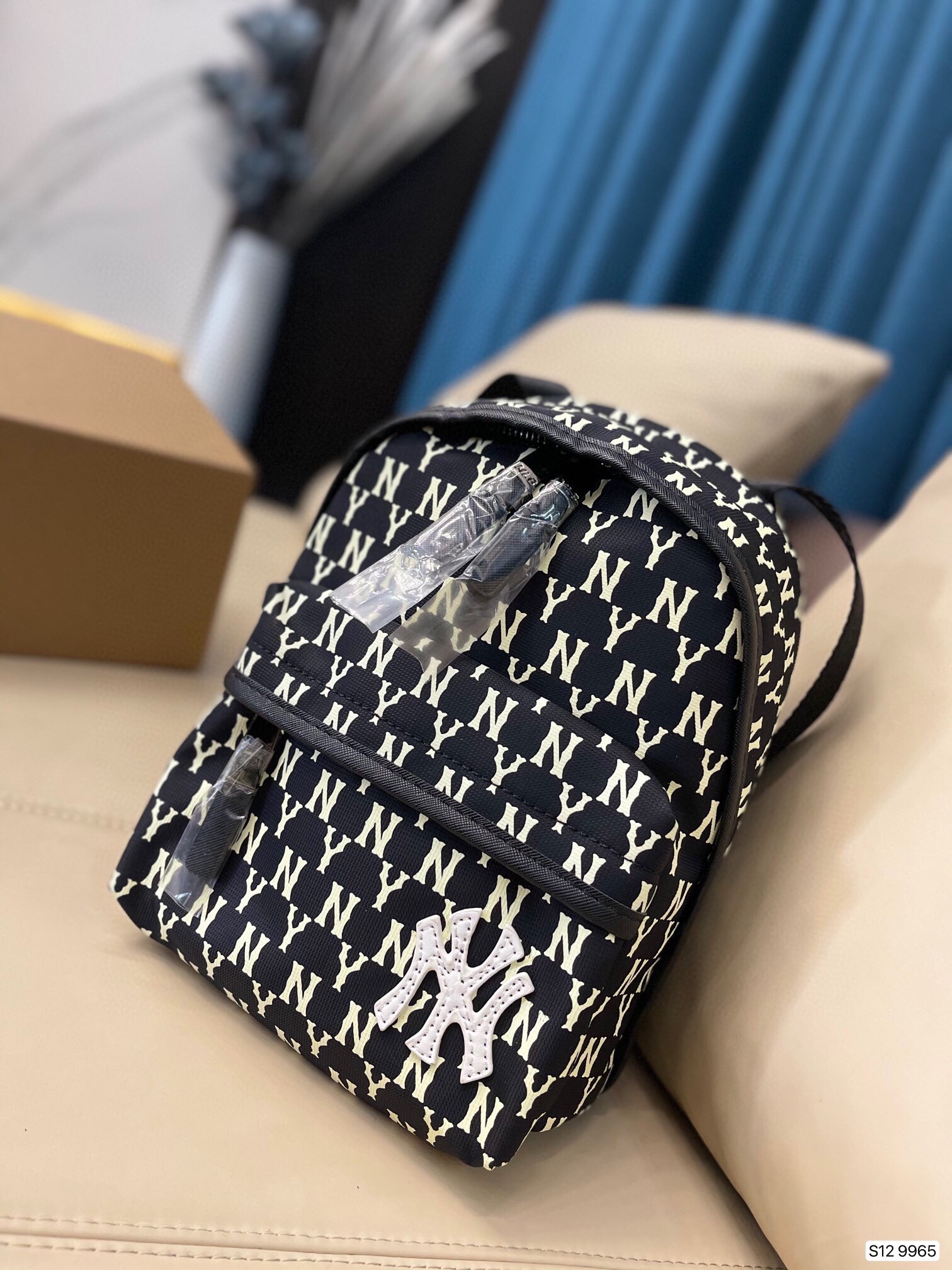 颜值?性价比?实用?快来get这款显嫩神器 MLB双肩包,双肩包早就不是学生党的专利,无论是通勤还是休闲旅行,双肩包都是非常好的选择.能装、耐用、鲜嫩,优点数都数不过来.尺寸:19 24