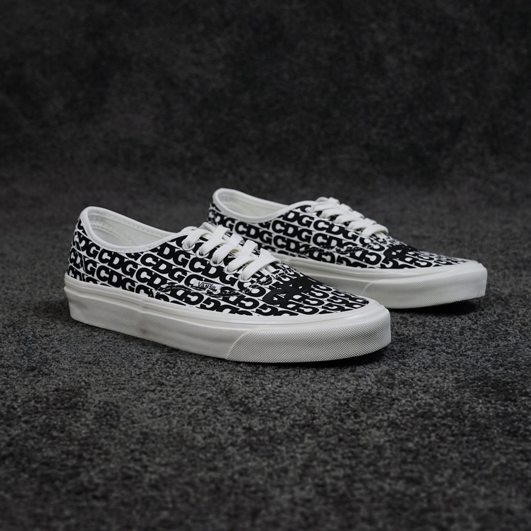 H0 市售最强版本Comme des Garcons x Vans Authentic CDG Logo 川久保玲万斯联名限定 满印涂鸦 低帮硫化休闲板鞋 原鞋开发 公司同源整套流水线出货 鞋面字体印花印制45次才最终完美定版 清晰度市面独家 匠心打造 高端零售市场专供 懂货的老铁直接上车 开箱拿在手上一眼就很哇塞的这种
