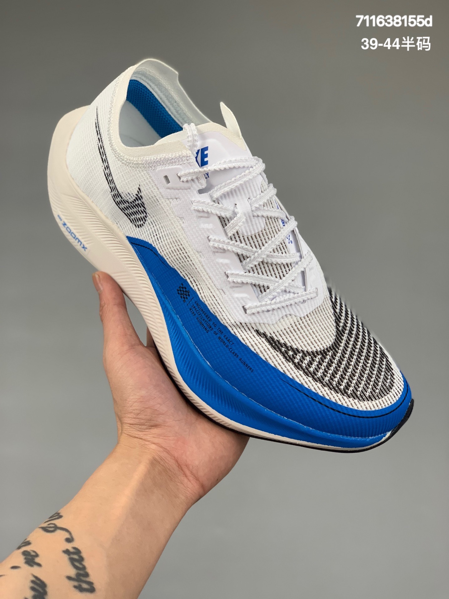 
带碳板 NK ZoomX Vaporfly NEXT% 2最强跑鞋 。
鞋面使用了全新 Vaporweave 科技，这种类似蝉翼的材质相比 Flyknit 更加轻薄透气，更重要的是避免了鞋面吸收汗水和雨水，中底方面，除了延续全掌铲型碳板，中底 ZoomX 泡棉增容 15% 之多，形态上与 Vaporfly Elite 更为相似，但重量并没有增加 
货号：CU4111-001 .
Size:39-44半码
编码：711638155d