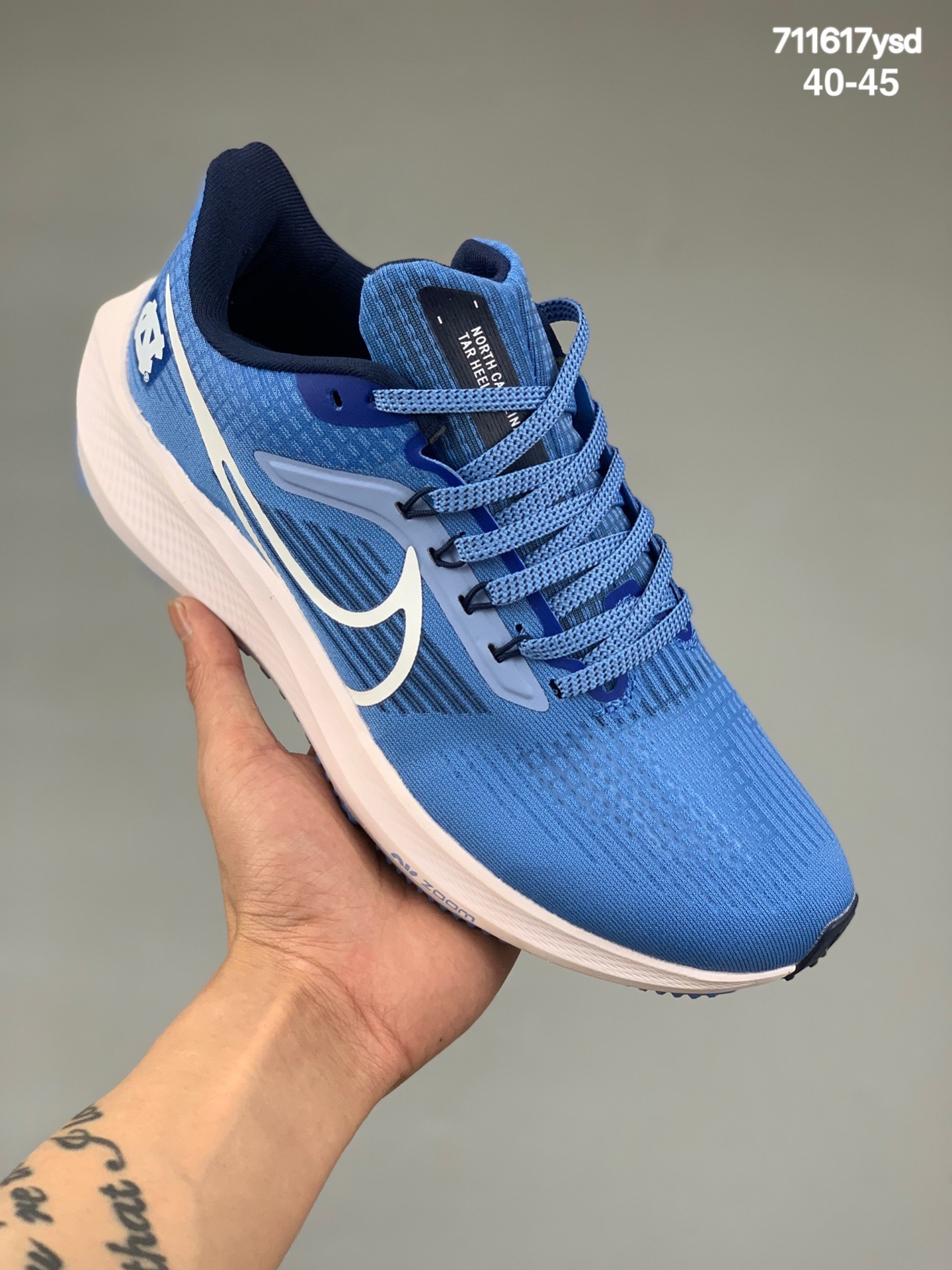 本地
Nike Air Zoom Pegasus 39 登月跑鞋登月39代超轻网面跑步鞋 脚跟区域营造出色舒适度而在鞋底部分，搭载全掌型ZOOM AIR配置耐克网面透气跑鞋 
货号：DH4071-004
码数：40-45
编码：711617ysd