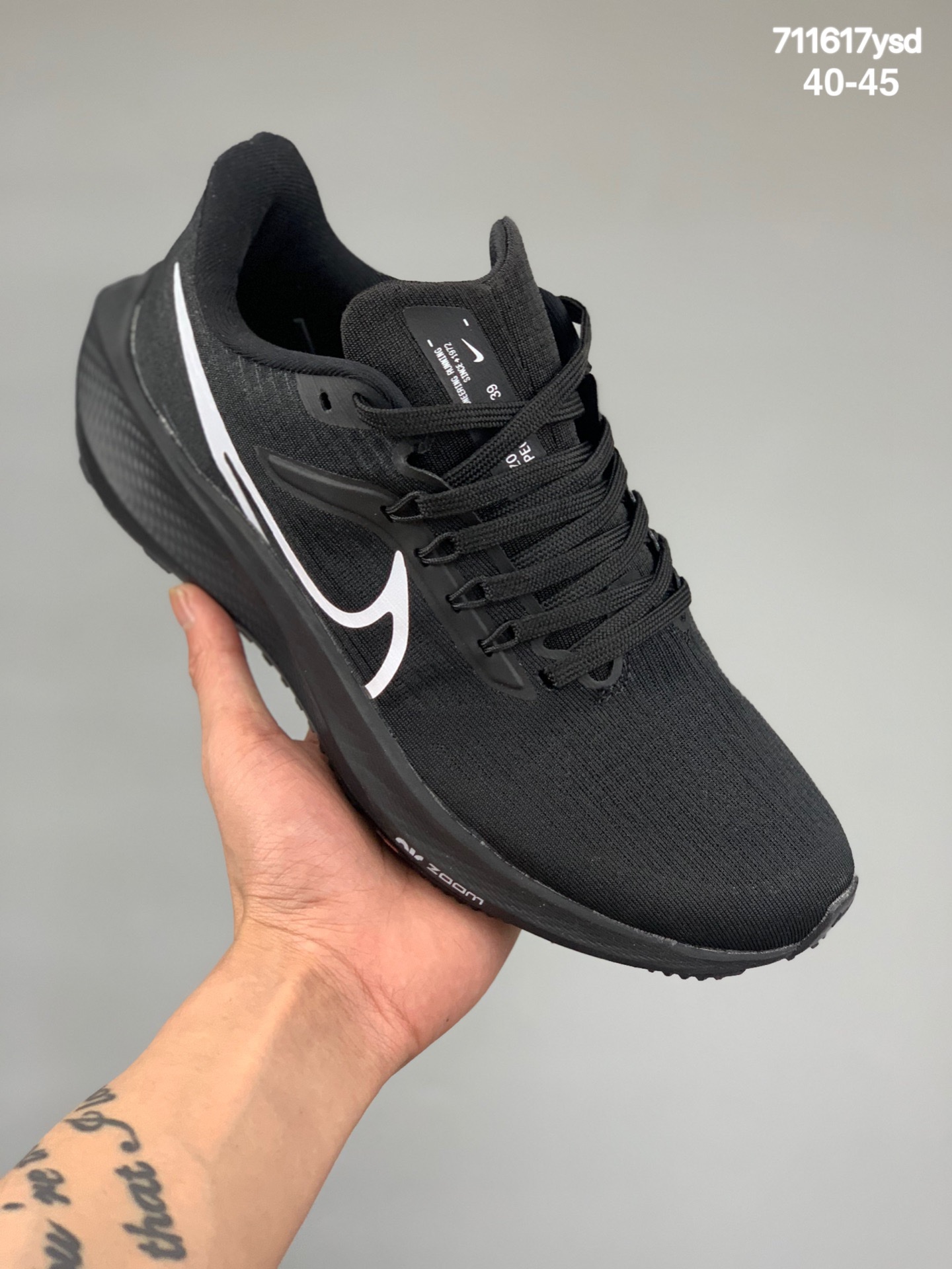 
Nike Air Zoom Pegasus 39 登月跑鞋登月39代超轻网面跑步鞋 脚跟区域营造出色舒适度而在鞋底部分，搭载全掌型ZOOM AIR配置耐克网面透气跑鞋 
货号：DH4071-004
码数：40-45
编码：711617ysd