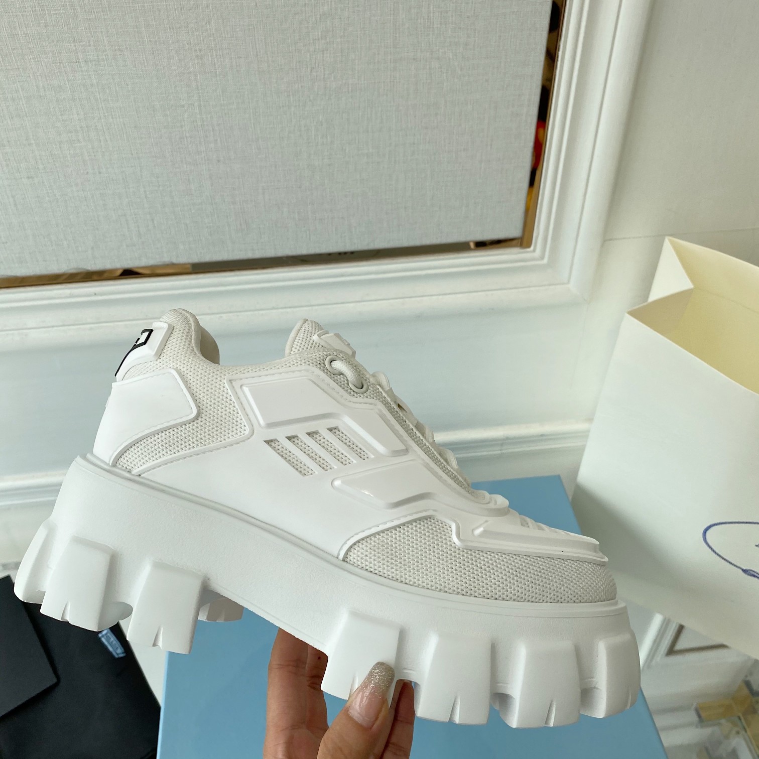 NO:351491,Real-price catwalk series top-notch new★ Official website main!  Super street photography king!  Cai Xukun, Guan Xiaotong, and Li Yifeng, the shoe shapes are full of futuristic styles. The father's style sponge cake has a thick sole that is very long-lasting with legs. It is light and not tired. It is a brutal or marathon and is a stress-free original ban mold creation. It is top purchasing level!  All details are welcome to identify and compare material upper original ban mold high-density imported fly weaving fabric + TPU accessories inner lining imported high-density breathable Leica foot pad soft and comfortable breathable tire cowhide with high-density imported plastic pad outsole TPU + vacuum PU double-layer combination light and comfortable outsole Size35~41 original full set of ZP new packaging.,,cowhide19860909实价    走秀系列顶级上新★ 官网主打！超级街拍王！蔡徐坤、关晓彤、李易峰众明星上脚示范鞋型线条未来感十足,老爹款松糕厚底很好的拉长双腿线条,轻便不累脚,暴走或者马拉松都豪无压力原ban开模打造,顶级代购级别！各方面细节欢迎鉴定对比材质鞋面原ban开模高密进口飞织布+TPU配件内里进口高密透气莱卡垫脚柔软舒适透气胎牛皮配高密进口塑胶垫大底TPU+真空PU双层组合轻便舒适大底Size35～41原版全套ZP全新包装.,,cowhide,Men's shoes