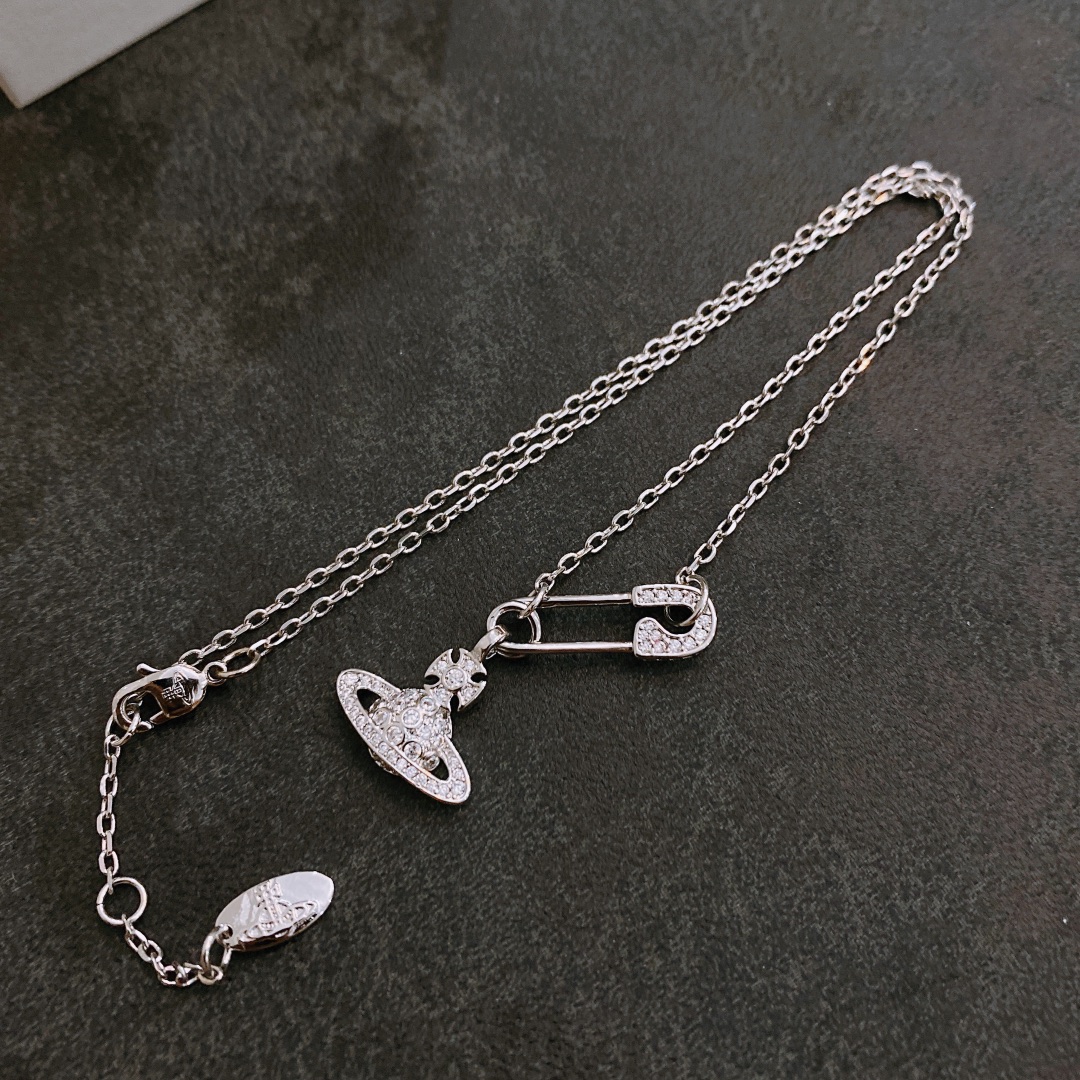 P70     vivienne westwood西太后土星别针项链！英国时装设计师，时装的朋克之母！时尚潮流风格，品质强大，超美的设计！简约大气刺绣Logo‼精致💎这个款不用担心不好看，因为经典的元素洋气的新设计！赠礼的完美之选，充分展现个性风范。品质非常整个首饰给人大牌气场的同时又非常精致，让整个人的层次提升好几个level💟绝对值得入手‼️🌟