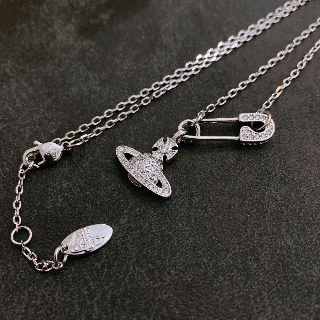 P70     vivienne westwood西太后土星别针项链！英国时装设计师，时装的朋克之母！时尚潮流风格，品质强大，超美的设计！简约大气刺绣Logo‼精致💎这个款不用担心不好看，因为经典的元素洋气的新设计！赠礼的完美之选，充分展现个性风范。品质非常整个首饰给人大牌气场的同时又非常精致，让整个人的层次提升好几个level💟绝对值得入手‼️🌟