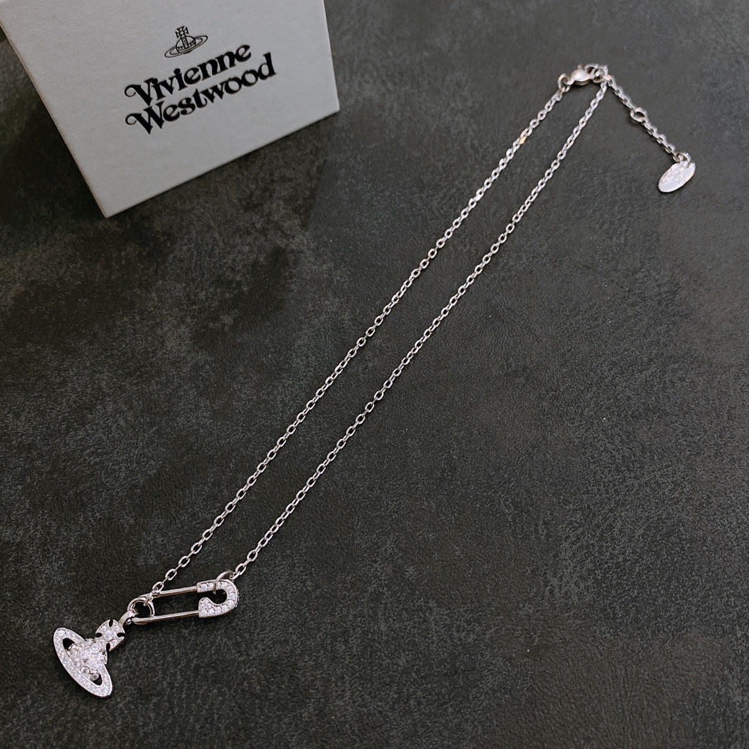P70     vivienne westwood西太后土星别针项链！英国时装设计师，时装的朋克之母！时尚潮流风格，品质强大，超美的设计！简约大气刺绣Logo‼精致💎这个款不用担心不好看，因为经典的元素洋气的新设计！赠礼的完美之选，充分展现个性风范。品质非常整个首饰给人大牌气场的同时又非常精致，让整个人的层次提升好几个level💟绝对值得入手‼️🌟