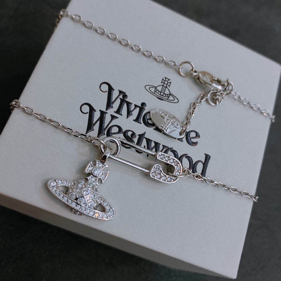 P70     vivienne westwood西太后土星别针项链！英国时装设计师，时装的朋克之母！时尚潮流风格，品质强大，超美的设计！简约大气刺绣Logo‼精致💎这个款不用担心不好看，因为经典的元素洋气的新设计！赠礼的完美之选，充分展现个性风范。品质非常整个首饰给人大牌气场的同时又非常精致，让整个人的层次提升好几个level💟绝对值得入手‼️🌟