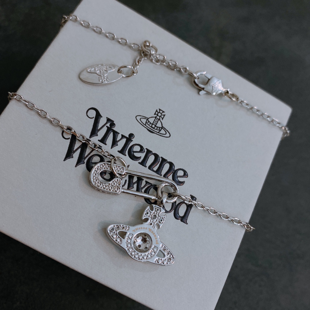 P70     vivienne westwood西太后土星别针项链！英国时装设计师，时装的朋克之母！时尚潮流风格，品质强大，超美的设计！简约大气刺绣Logo‼精致💎这个款不用担心不好看，因为经典的元素洋气的新设计！赠礼的完美之选，充分展现个性风范。品质非常整个首饰给人大牌气场的同时又非常精致，让整个人的层次提升好几个level💟绝对值得入手‼️🌟