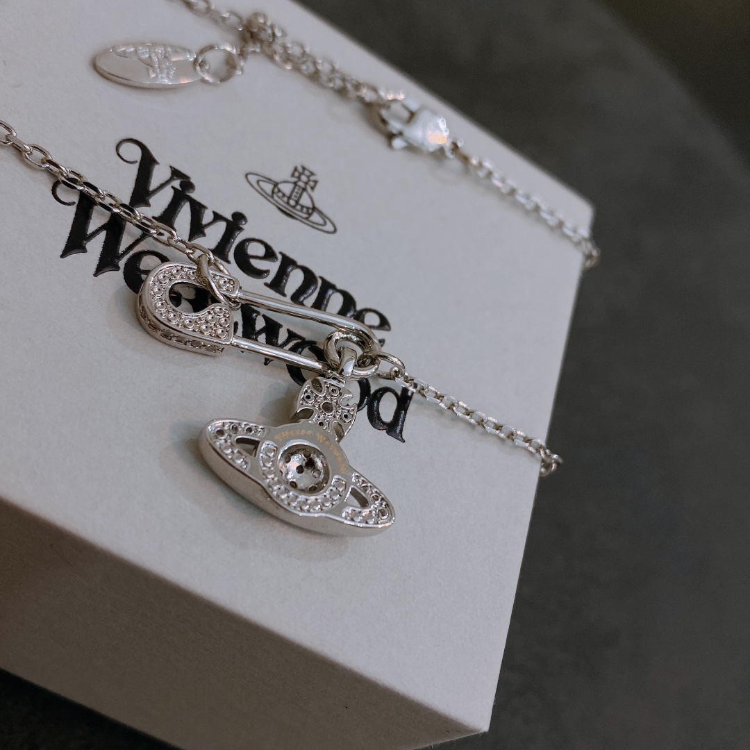 P70     vivienne westwood西太后土星别针项链！英国时装设计师，时装的朋克之母！时尚潮流风格，品质强大，超美的设计！简约大气刺绣Logo‼精致💎这个款不用担心不好看，因为经典的元素洋气的新设计！赠礼的完美之选，充分展现个性风范。品质非常整个首饰给人大牌气场的同时又非常精致，让整个人的层次提升好几个level💟绝对值得入手‼️🌟