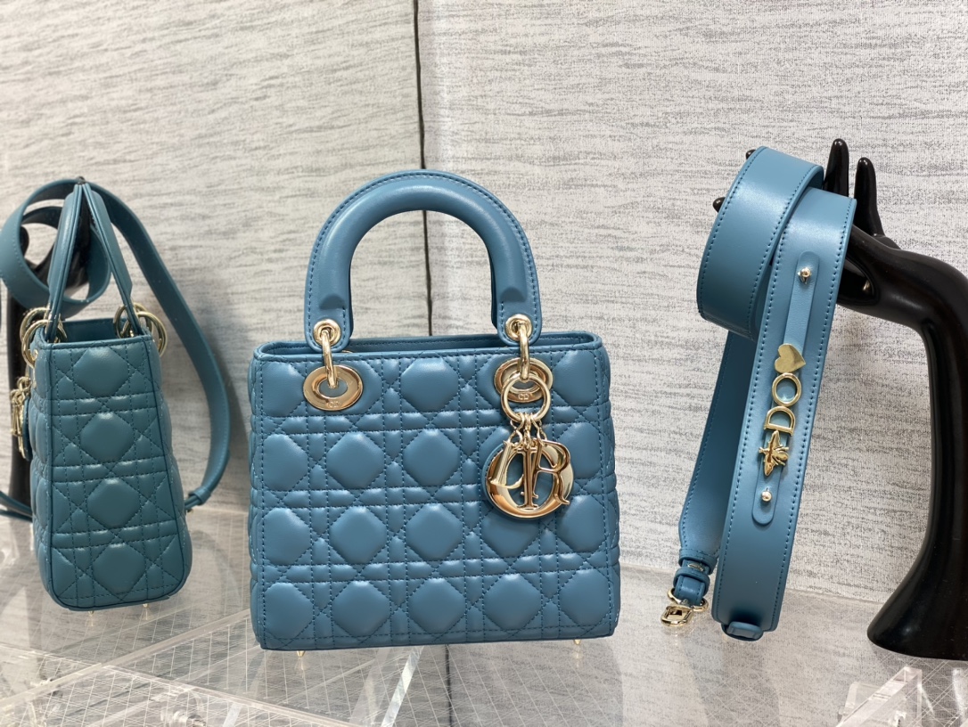 NO:939094,Four-panel cloud blue is in stock. The Lady Diana that everyone has longed for is finally available in four-panel. This size is between three-panel and five-panel. It is practical and exquisite. The patent leather is much more durable than sheepskin. The upper body is eye-catching. It can be elegant or casual. It is the best choice for various styles. Size: 20cm, Dior Dior original leather, dior, dior, sheepskin, Hermes,19860909四格云雾蓝现货 小伙伴们心心念念的Lady戴妃终于出四格了,这个大小介于三格和五格之间,既实用又精致,漆皮又比绵羊皮耐用多了,上身又亮眼夺目,可优雅可休闲,是各种造型的最佳选择 size:20cm,Dior迪奥戴妃原厂皮,dior,dior,sheepskin,Hermes,,Bag