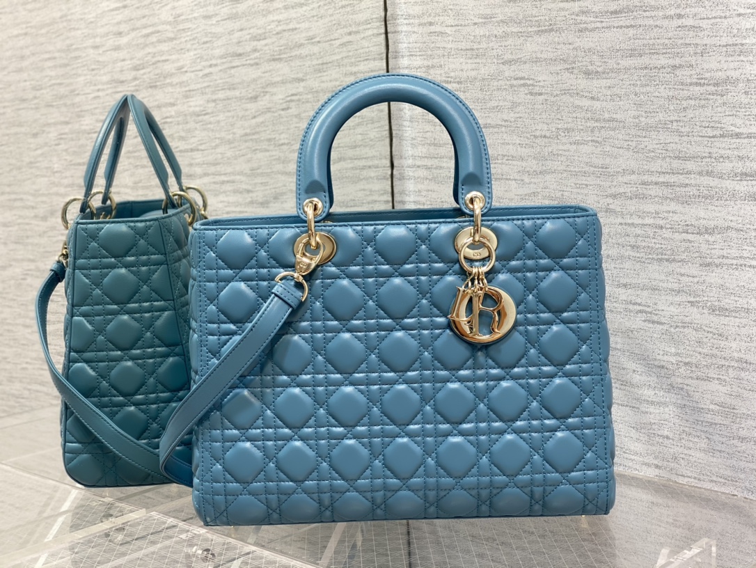 NO:939075,Seven-compartment cloudy blue is in stock. Lady's latest clamshell sheepskin seven-compartment is a classic upgrade. The previous scratchy zipper design has been changed. It is really considerate. After being hurt by various zipper bags, I really like the new five-compartment clamshell design. It has full capacity and looks good when carried diagonally. The retro rhombus and enduring bag shape are a classic bag that every girl deserves to own.  size:32cm, Dior original leather, dior, dior, sheepskin, Hermes,19860909七格云雾蓝现货 Lady最新翻盖羊皮七格,经典升级,改掉之前刮手的拉链设计,实在是太贴心了,被各种拉链包伤害后,真的非常喜欢新款五格的翻盖设计,容量满分,手拎斜跨都好看,复古的菱格和经久不衰的包形,是每个女孩子都值得拥有的经典包 size:32cm,Dior迪奥戴妃原厂皮,dior,dior,sheepskin,Hermes,,Bag
