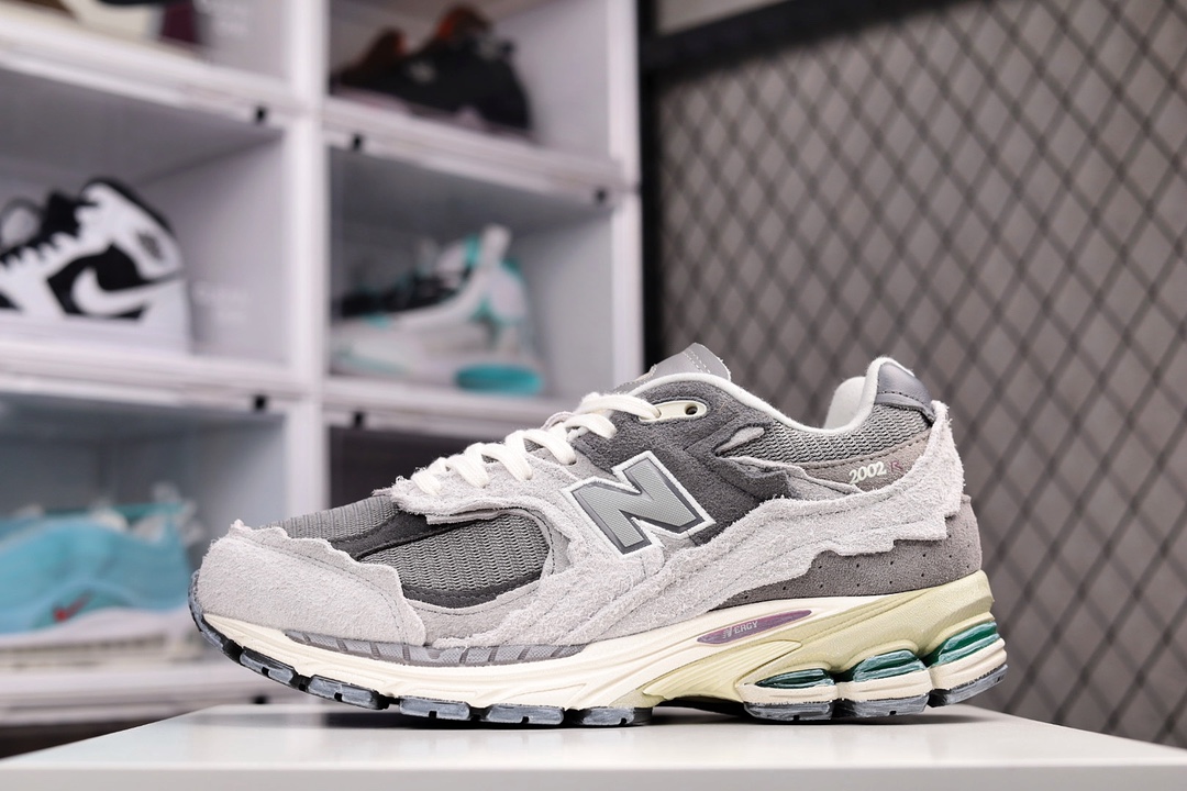 G5   新百伦 NB 2002R 灰色 不规则剪裁 解构 New Balance 2002R Protection Pack运动跑步鞋，沿袭了面世之初的经典科技，以 ENCAP 中底配以升级版 N-ERGY 缓震物料。鞋面则采用特色的柔软麂皮搭以 New Balance 经典的尼龙网布，低调中还原跑鞋本真。更年轻化的设计理念与材质，让新世代青年得以用全新视角体验经典鞋款的传奇魅力YBL