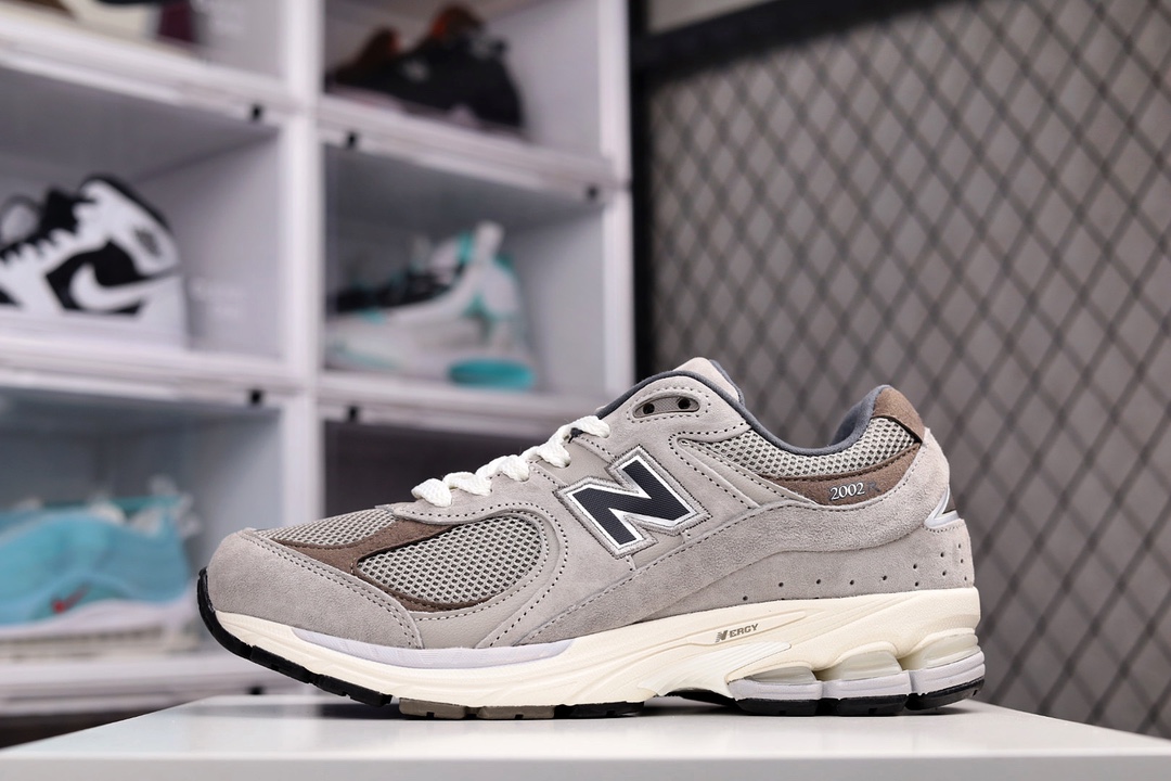 G5 New Balance 2002R 复古单品新百伦经典配色 沿袭了面世之初的经典科技，以ENCAP中底配以升级版N-ERGY缓震物料。鞋面则采用特色的柔软麂皮搭以NewBalance经典的尼龙网布，低调中还原跑鞋本真。更年轻化的设计理念与材质，让新世代青年得以用全新视角体验经典鞋款的传奇魅力BD