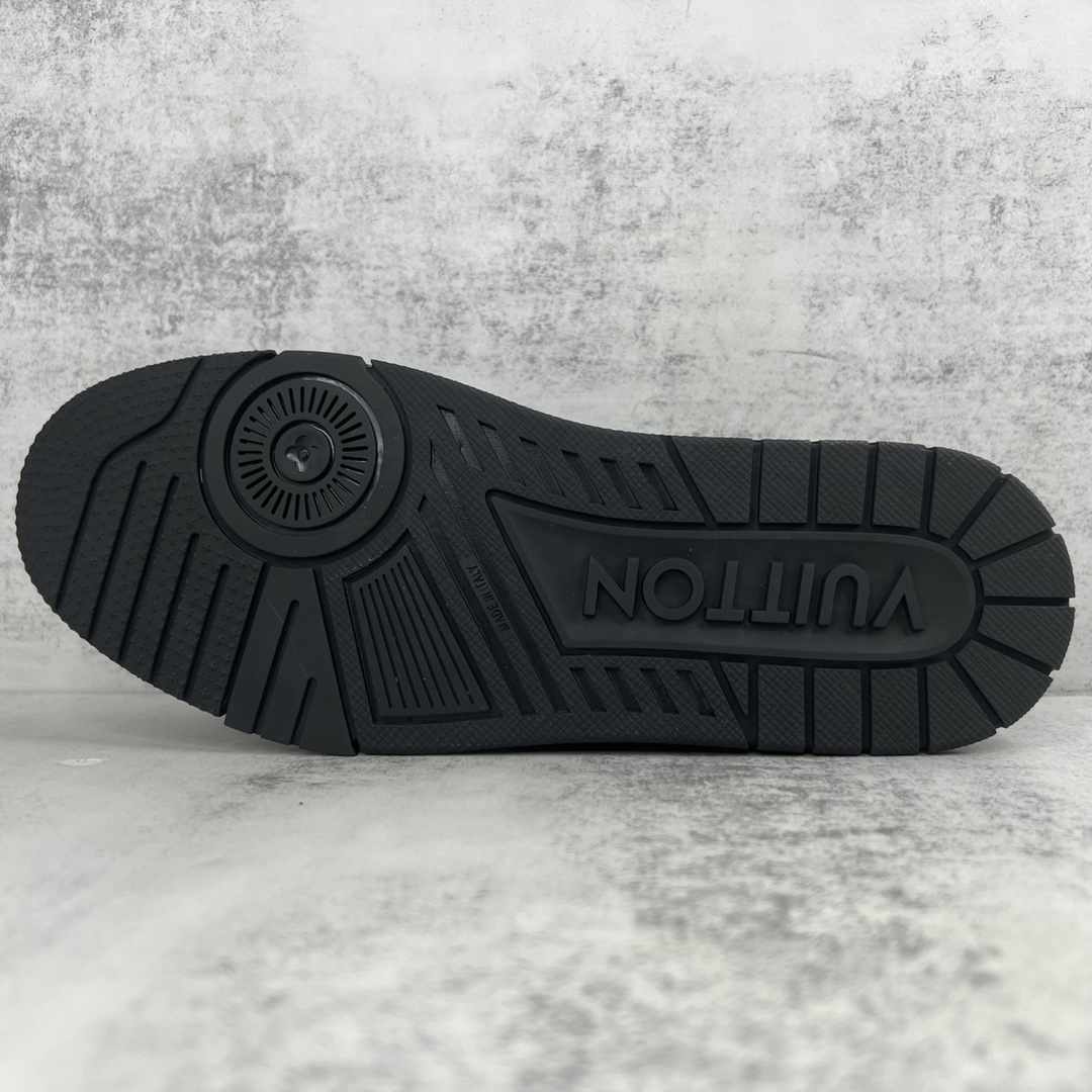 Louis Vuitton 新款上架 2062 Louis*Vuitto* LV trainer 满钻系列 走秀款TRAINER 大底和面料私模 绝对下血本费心思的一款鞋子 自Vifgil到来之后而设计的这一系列 每一季度都深受众多粉丝的青睐 TPU 大底 包装