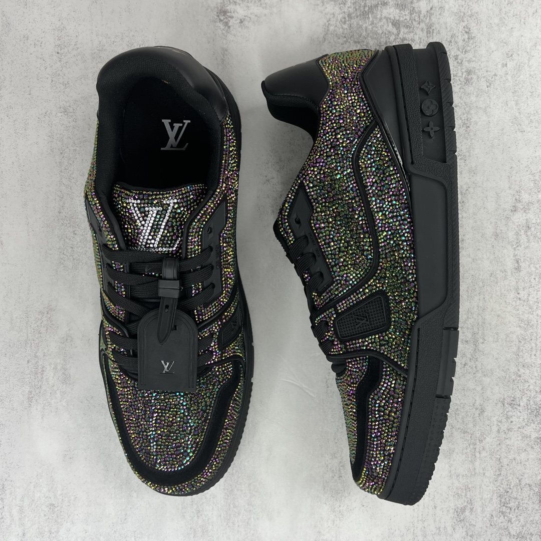 Louis Vuitton 新款上架 2062 Louis*Vuitto* LV trainer 满钻系列 走秀款TRAINER 大底和面料私模 绝对下血本费心思的一款鞋子 自Vifgil到来之后而设计的这一系列 每一季度都深受众多粉丝的青睐 TPU 大底 包装