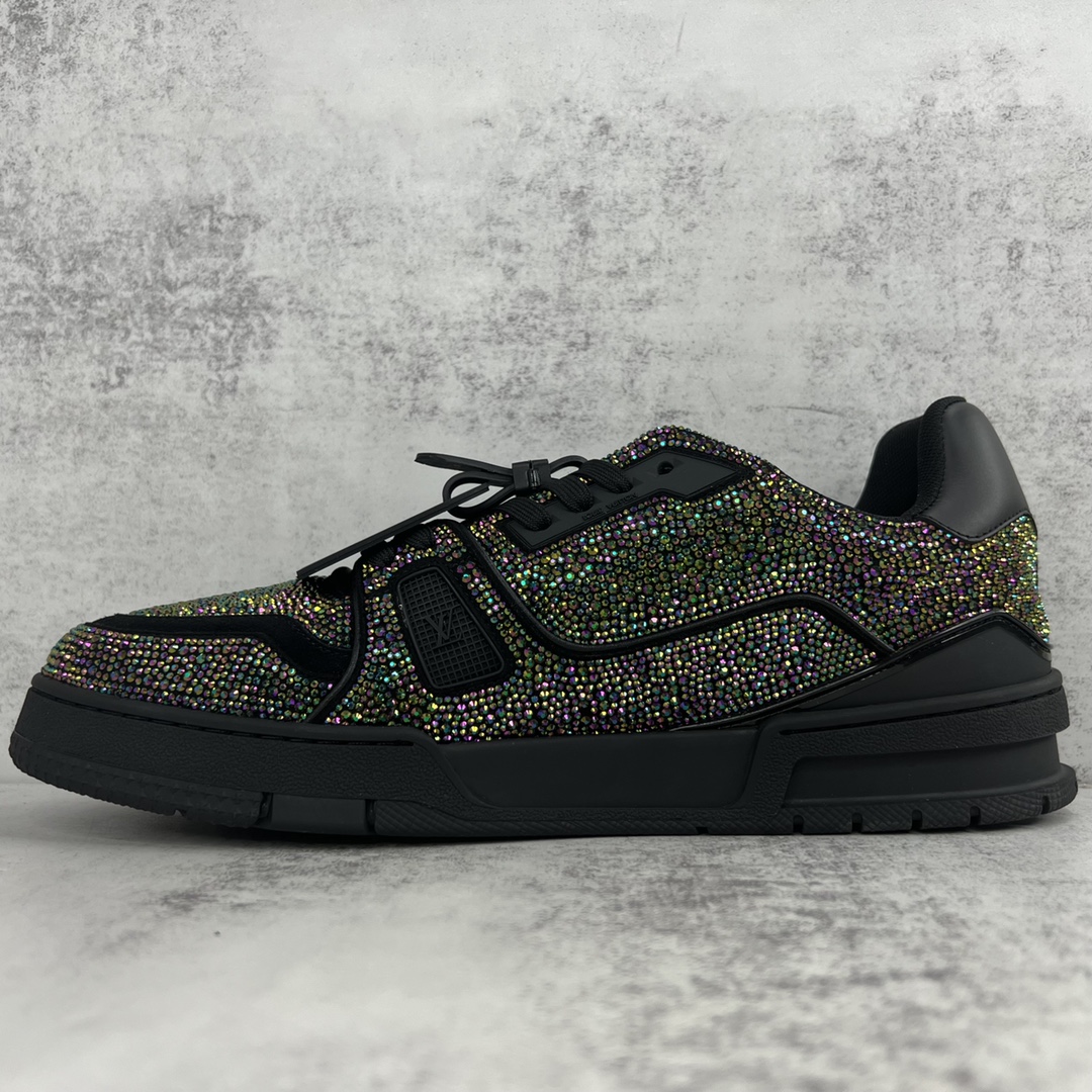 Louis Vuitton 新款上架 2062 Louis*Vuitto* LV trainer 满钻系列 走秀款TRAINER 大底和面料私模 绝对下血本费心思的一款鞋子 自Vifgil到来之后而设计的这一系列 每一季度都深受众多粉丝的青睐 TPU 大底 包装