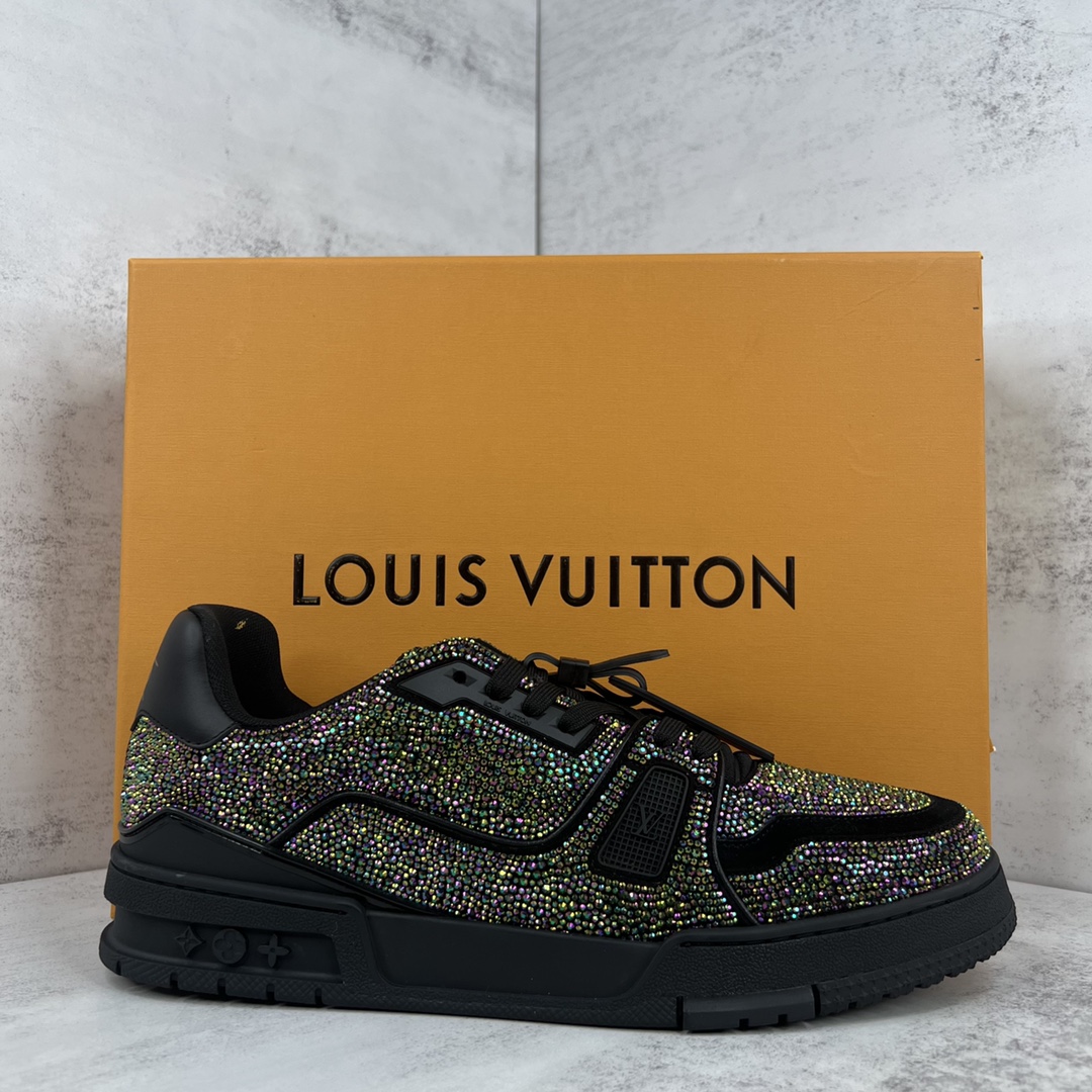 Louis Vuitton 新款上架 2062 Louis*Vuitto* LV trainer 满钻系列 走秀款TRAINER 大底和面料私模 绝对下血本费心思的一款鞋子 自Vifgil到来之后而设计的这一系列 每一季度都深受众多粉丝的青睐 TPU 大底 包装