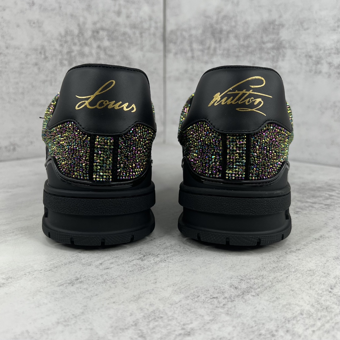 Louis Vuitton 新款上架 2062 Louis*Vuitto* LV trainer 满钻系列 走秀款TRAINER 大底和面料私模 绝对下血本费心思的一款鞋子 自Vifgil到来之后而设计的这一系列 每一季度都深受众多粉丝的青睐 TPU 大底 包装