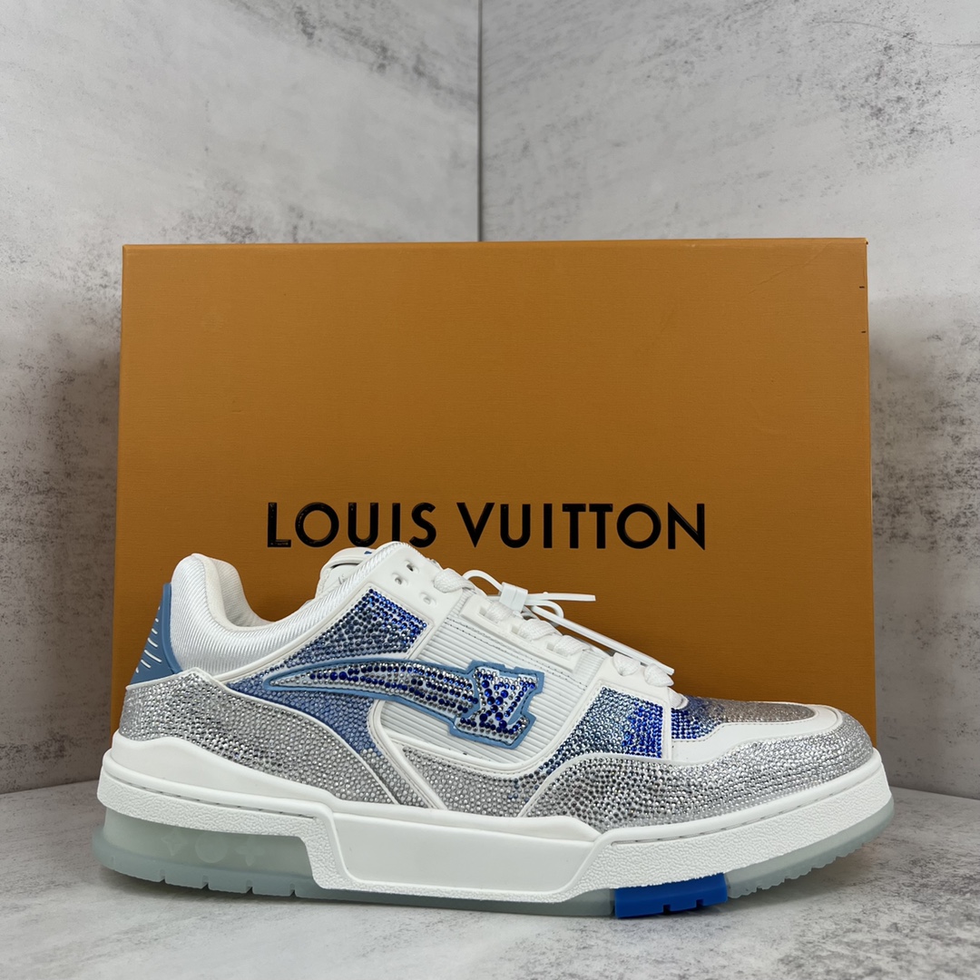 Louis Vuitton 新款上架 2062 Louis*Vuitto* LV trainer 满钻系列 走秀款TRAINER 大底和面料私模 绝对下血本费心思的一款鞋子 自Vifgil到来之后而设计的这一系列 每一季度都深受众多粉丝的青睐 TPU 大底 包装