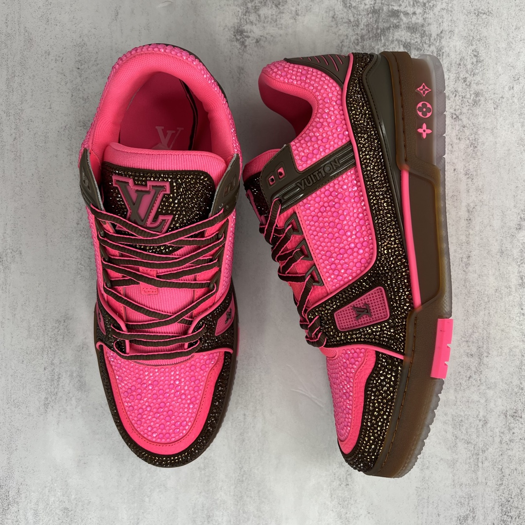 Louis Vuitton 新款上架 2062 Louis*Vuitto* LV trainer 满钻系列 走秀款TRAINER 大底和面料私模 绝对下血本费心思的一款鞋子 自Vifgil到来之后而设计的这一系列 每一季度都深受众多粉丝的青睐 TPU 大底 包装