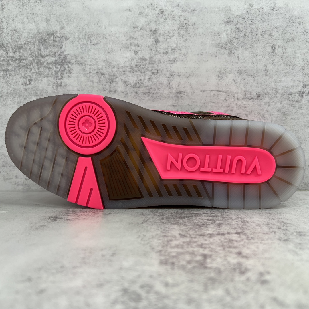 Louis Vuitton 新款上架 2062 Louis*Vuitto* LV trainer 满钻系列 走秀款TRAINER 大底和面料私模 绝对下血本费心思的一款鞋子 自Vifgil到来之后而设计的这一系列 每一季度都深受众多粉丝的青睐 TPU 大底 包装