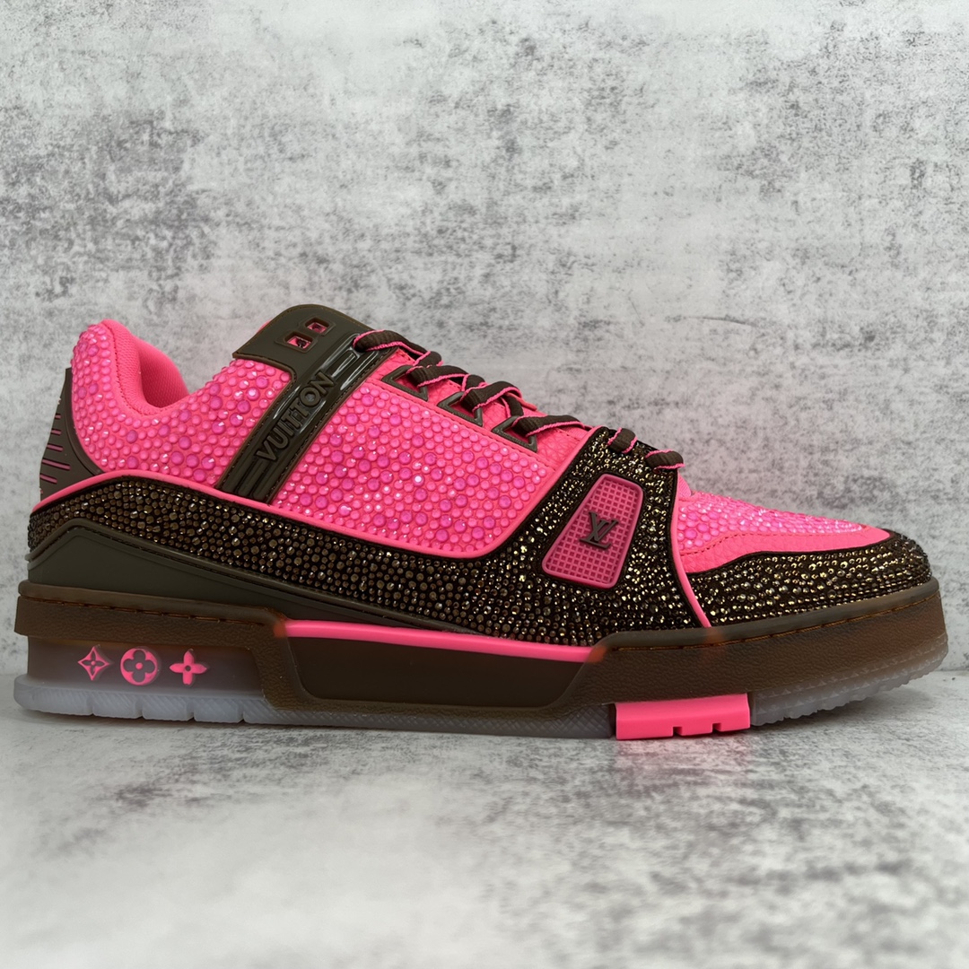 Louis Vuitton 新款上架 2062 Louis*Vuitto* LV trainer 满钻系列 走秀款TRAINER 大底和面料私模 绝对下血本费心思的一款鞋子 自Vifgil到来之后而设计的这一系列 每一季度都深受众多粉丝的青睐 TPU 大底 包装
