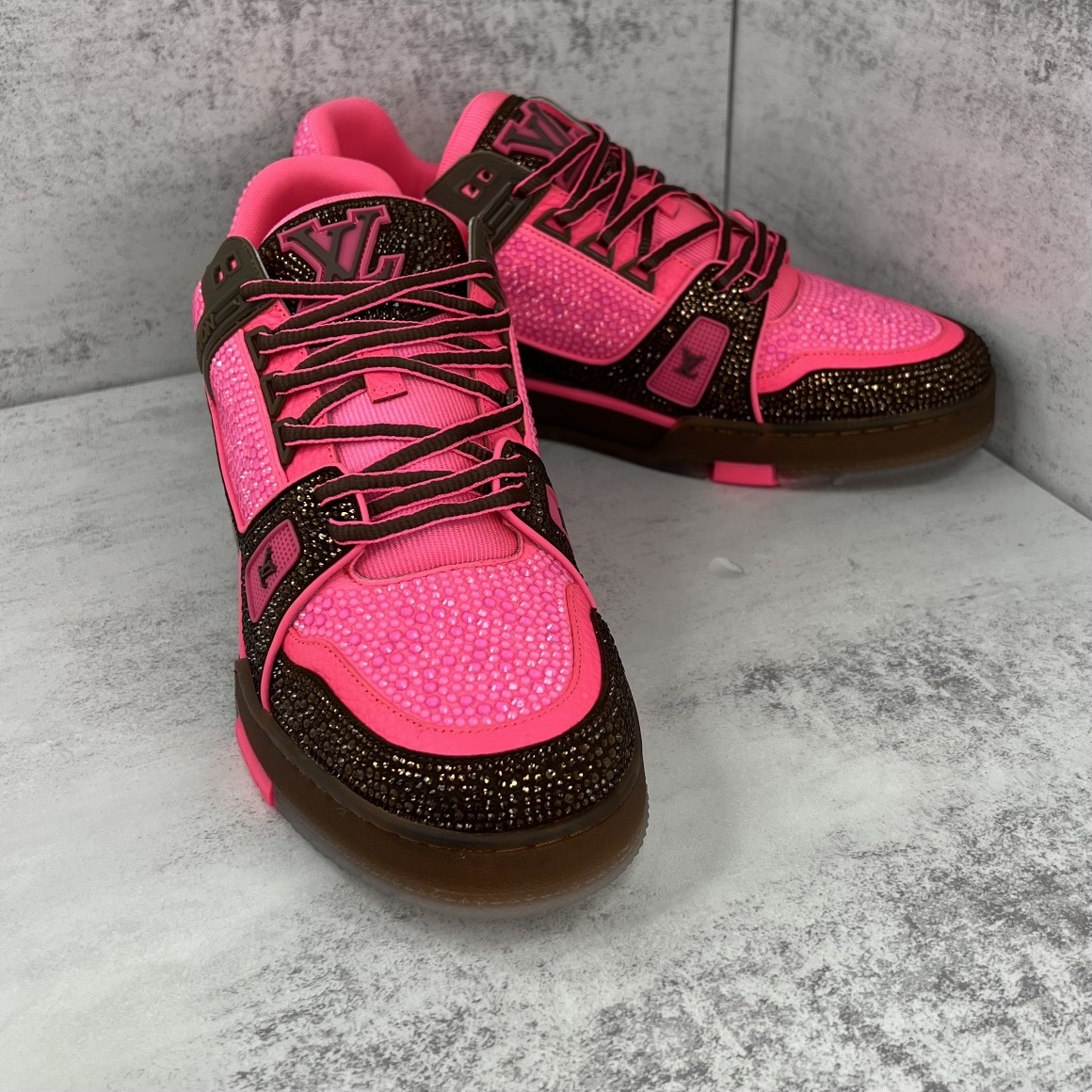 Louis Vuitton 新款上架 2062 Louis*Vuitto* LV trainer 满钻系列 走秀款TRAINER 大底和面料私模 绝对下血本费心思的一款鞋子 自Vifgil到来之后而设计的这一系列 每一季度都深受众多粉丝的青睐 TPU 大底 包装