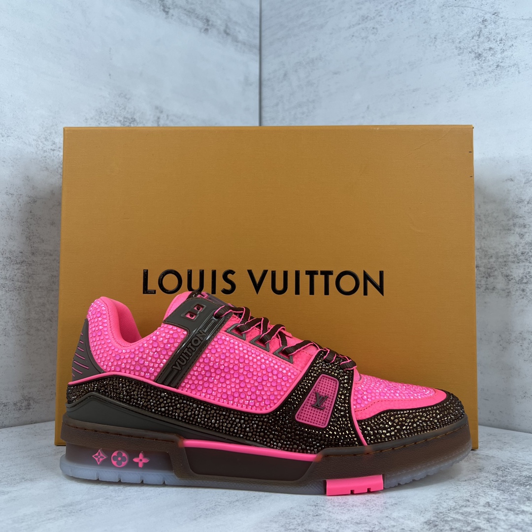 Louis Vuitton 新款上架 2062 Louis*Vuitto* LV trainer 满钻系列 走秀款TRAINER 大底和面料私模 绝对下血本费心思的一款鞋子 自Vifgil到来之后而设计的这一系列 每一季度都深受众多粉丝的青睐 TPU 大底 包装