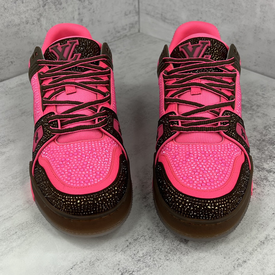 Louis Vuitton 新款上架 2062 Louis*Vuitto* LV trainer 满钻系列 走秀款TRAINER 大底和面料私模 绝对下血本费心思的一款鞋子 自Vifgil到来之后而设计的这一系列 每一季度都深受众多粉丝的青睐 TPU 大底 包装