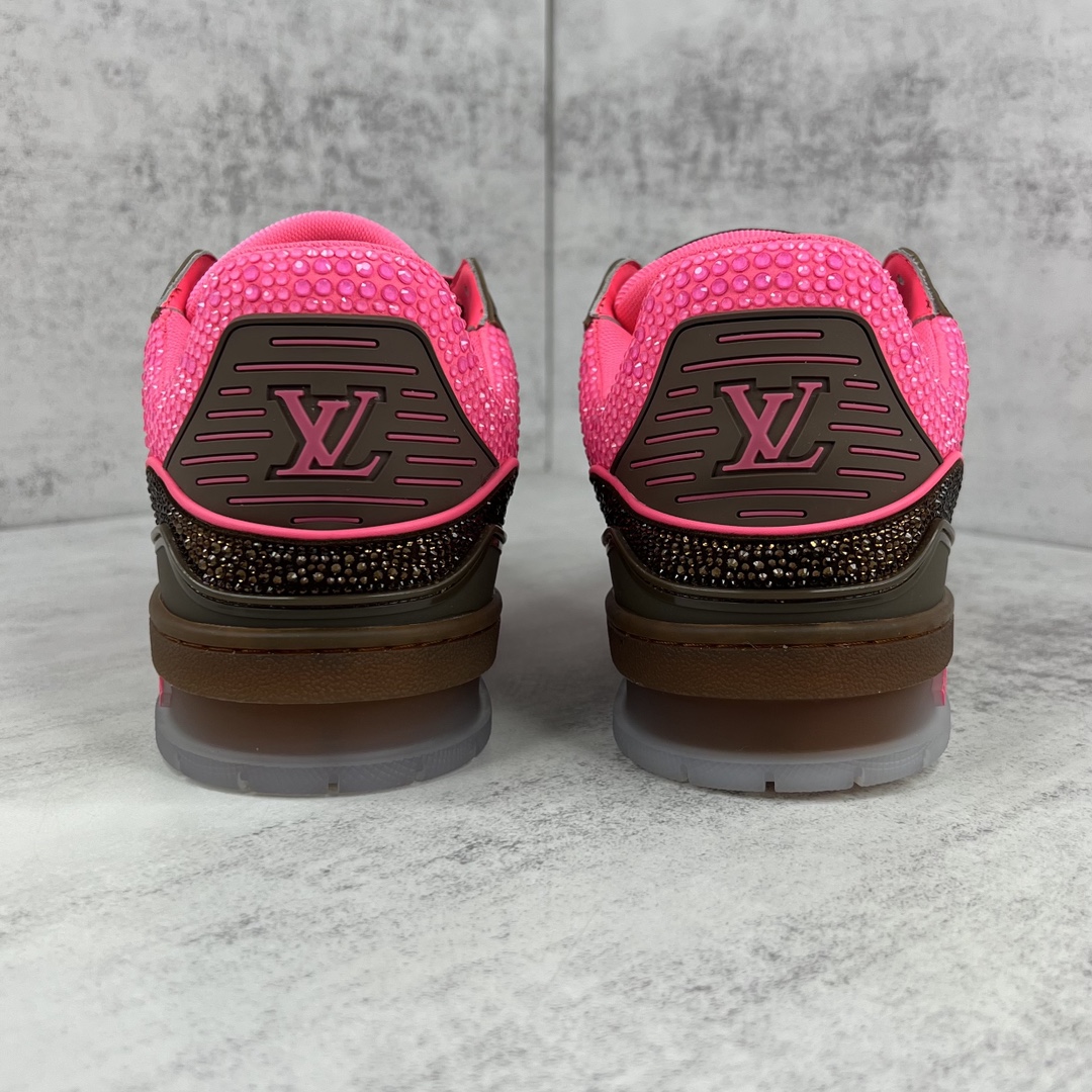 Louis Vuitton 新款上架 2062 Louis*Vuitto* LV trainer 满钻系列 走秀款TRAINER 大底和面料私模 绝对下血本费心思的一款鞋子 自Vifgil到来之后而设计的这一系列 每一季度都深受众多粉丝的青睐 TPU 大底 包装