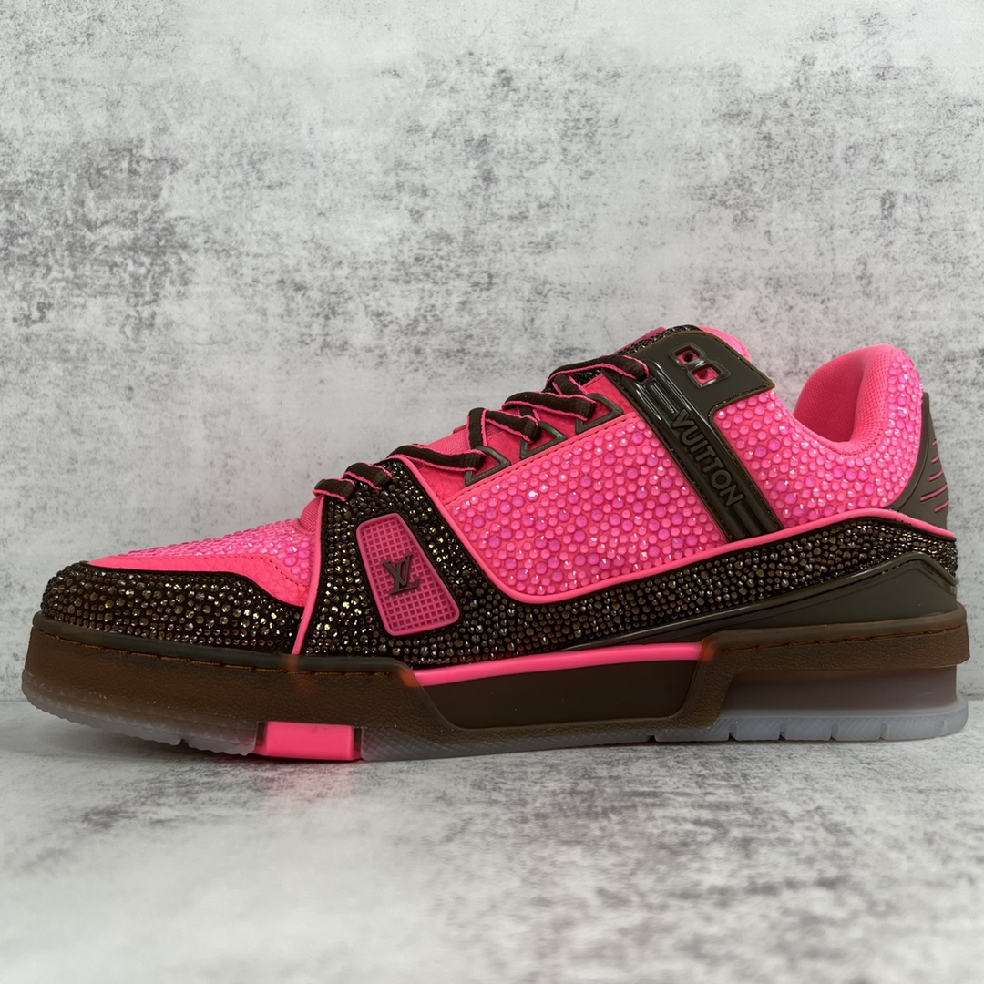 Louis Vuitton 新款上架 2062 Louis*Vuitto* LV trainer 满钻系列 走秀款TRAINER 大底和面料私模 绝对下血本费心思的一款鞋子 自Vifgil到来之后而设计的这一系列 每一季度都深受众多粉丝的青睐 TPU 大底 包装