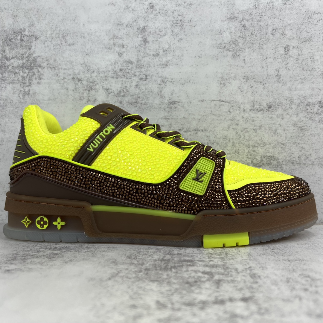 Louis Vuitton 新款上架 2062 Louis*Vuitto* LV trainer 满钻系列 走秀款TRAINER 大底和面料私模 绝对下血本费心思的一款鞋子 自Vifgil到来之后而设计的这一系列 每一季度都深受众多粉丝的青睐 TPU 大底 包装