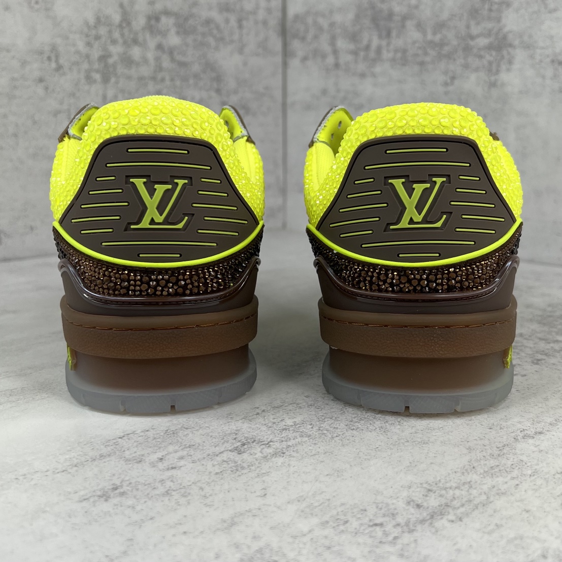 Louis Vuitton 新款上架 2062 Louis*Vuitto* LV trainer 满钻系列 走秀款TRAINER 大底和面料私模 绝对下血本费心思的一款鞋子 自Vifgil到来之后而设计的这一系列 每一季度都深受众多粉丝的青睐 TPU 大底 包装
