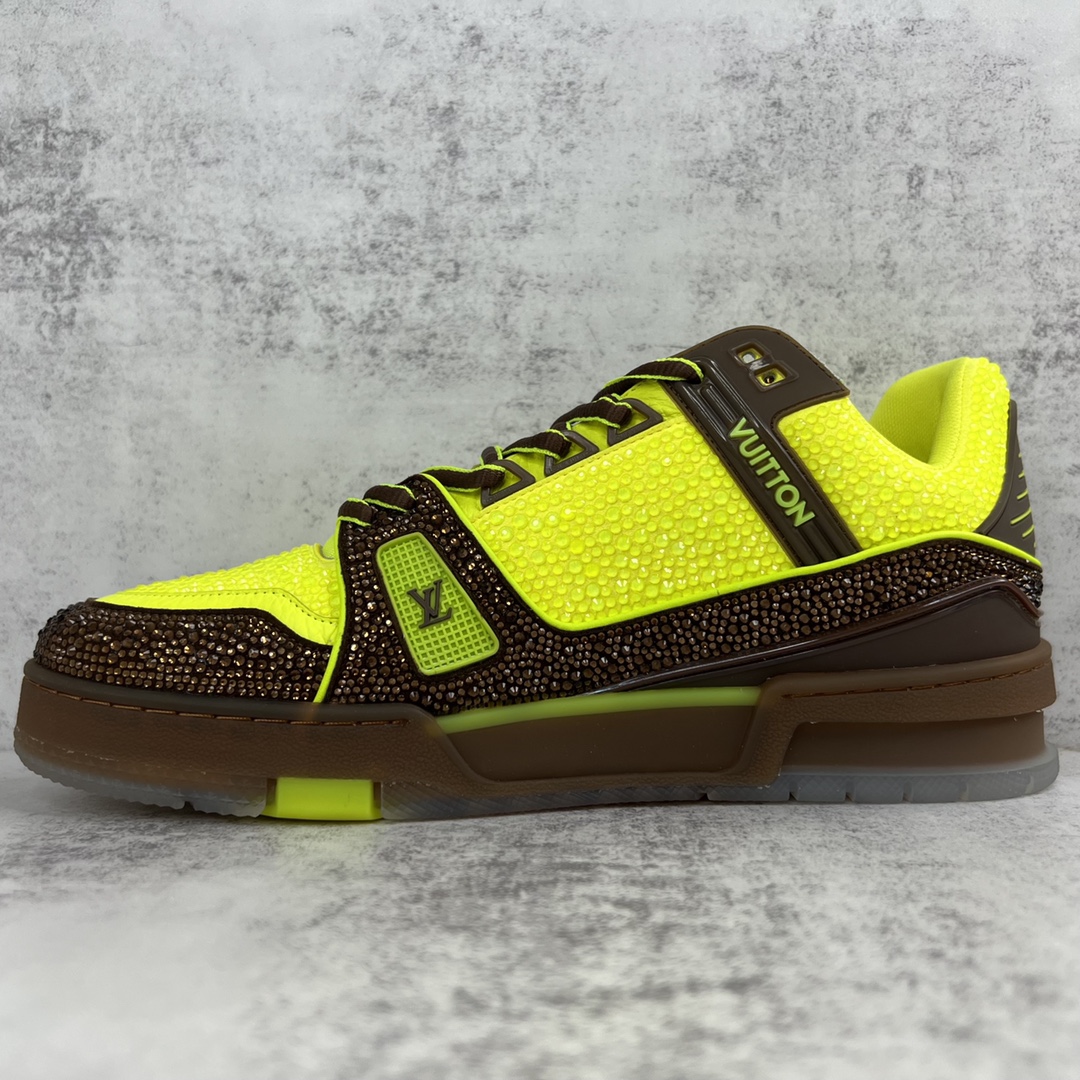 Louis Vuitton 新款上架 2062 Louis*Vuitto* LV trainer 满钻系列 走秀款TRAINER 大底和面料私模 绝对下血本费心思的一款鞋子 自Vifgil到来之后而设计的这一系列 每一季度都深受众多粉丝的青睐 TPU 大底 包装