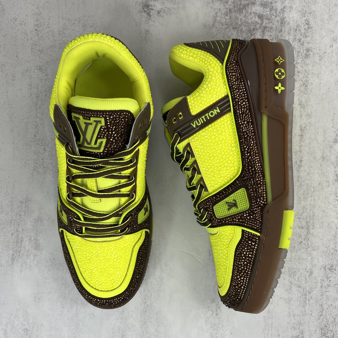 Louis Vuitton 新款上架 2062 Louis*Vuitto* LV trainer 满钻系列 走秀款TRAINER 大底和面料私模 绝对下血本费心思的一款鞋子 自Vifgil到来之后而设计的这一系列 每一季度都深受众多粉丝的青睐 TPU 大底 包装