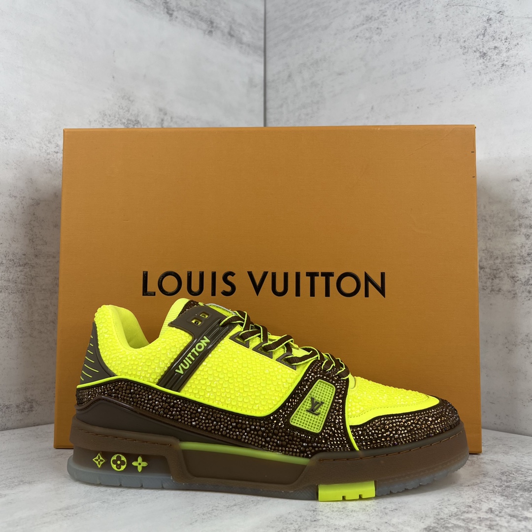 Louis Vuitton 新款上架 2062 Louis*Vuitto* LV trainer 满钻系列 走秀款TRAINER 大底和面料私模 绝对下血本费心思的一款鞋子 自Vifgil到来之后而设计的这一系列 每一季度都深受众多粉丝的青睐 TPU 大底 包装