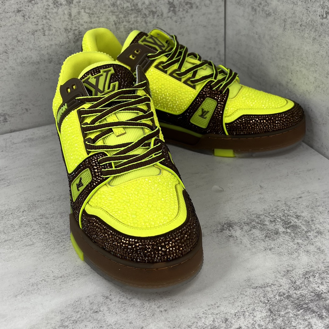 Louis Vuitton 新款上架 2062 Louis*Vuitto* LV trainer 满钻系列 走秀款TRAINER 大底和面料私模 绝对下血本费心思的一款鞋子 自Vifgil到来之后而设计的这一系列 每一季度都深受众多粉丝的青睐 TPU 大底 包装