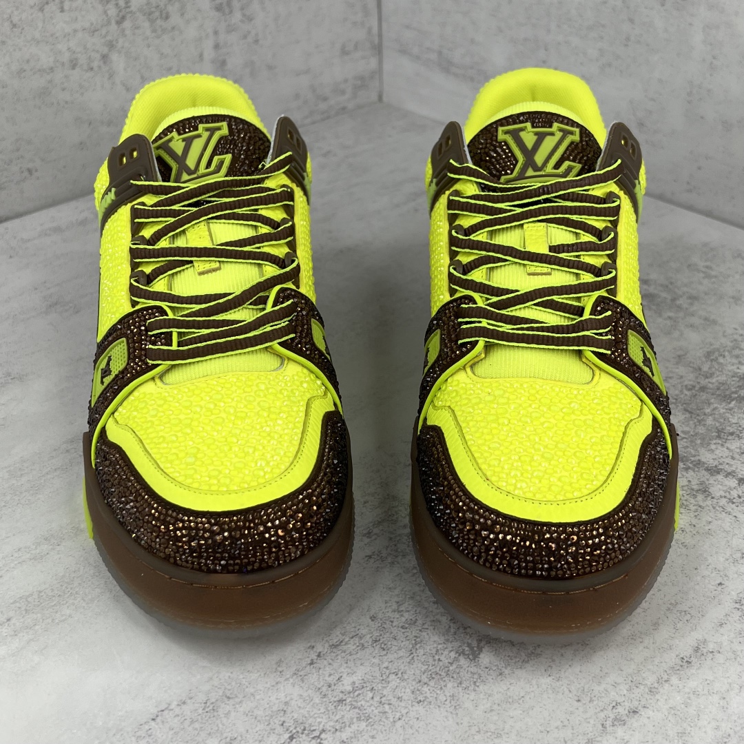 Louis Vuitton 新款上架 2062 Louis*Vuitto* LV trainer 满钻系列 走秀款TRAINER 大底和面料私模 绝对下血本费心思的一款鞋子 自Vifgil到来之后而设计的这一系列 每一季度都深受众多粉丝的青睐 TPU 大底 包装