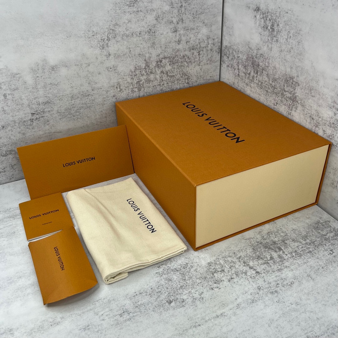 Louis Vuitton 新款上架 2062 Louis*Vuitto* LV trainer 满钻系列 走秀款TRAINER 大底和面料私模 绝对下血本费心思的一款鞋子 自Vifgil到来之后而设计的这一系列 每一季度都深受众多粉丝的青睐 TPU 大底 包装
