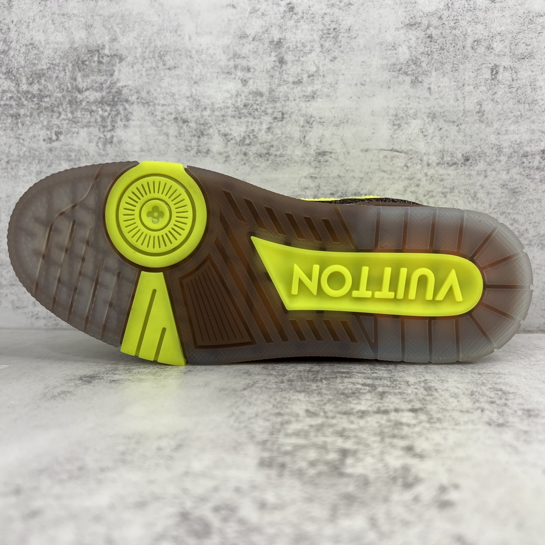 Louis Vuitton 新款上架 2062 Louis*Vuitto* LV trainer 满钻系列 走秀款TRAINER 大底和面料私模 绝对下血本费心思的一款鞋子 自Vifgil到来之后而设计的这一系列 每一季度都深受众多粉丝的青睐 TPU 大底 包装