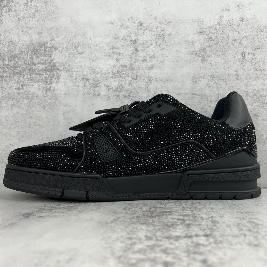 Louis Vuitton 新款上架 2062 Louis*Vuitto* LV trainer 满钻系列 走秀款TRAINER 大底和面料私模 绝对下血本费心思的一款鞋子 自Vifgil到来之后而设计的这一系列 每一季度都深受众多粉丝的青睐 TPU 大底 包装