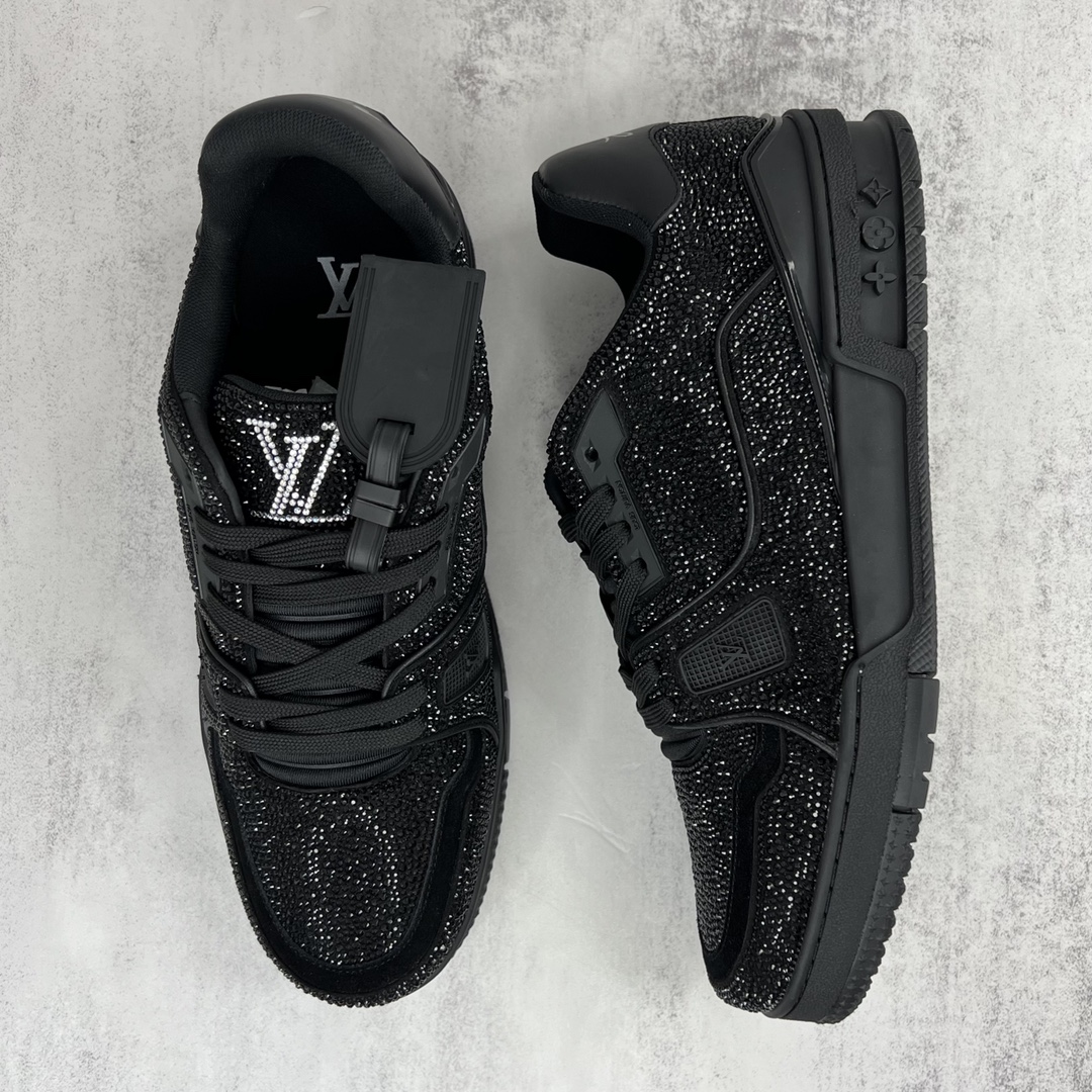 Louis Vuitton 新款上架 2062 Louis*Vuitto* LV trainer 满钻系列 走秀款TRAINER 大底和面料私模 绝对下血本费心思的一款鞋子 自Vifgil到来之后而设计的这一系列 每一季度都深受众多粉丝的青睐 TPU 大底 包装