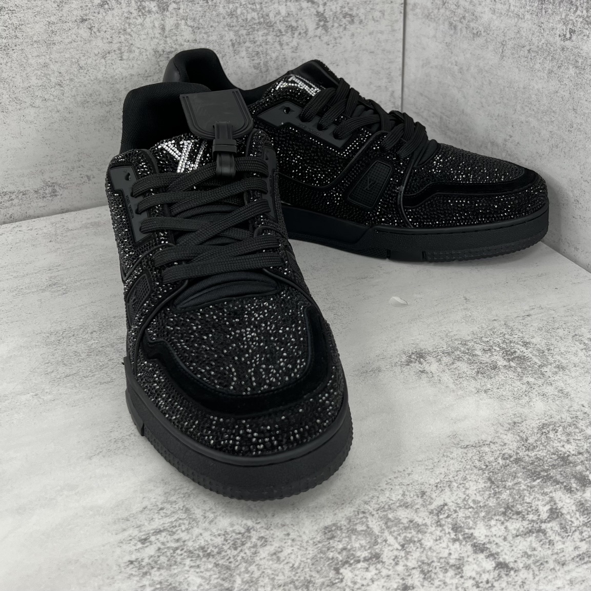 Louis Vuitton 新款上架 2062 Louis*Vuitto* LV trainer 满钻系列 走秀款TRAINER 大底和面料私模 绝对下血本费心思的一款鞋子 自Vifgil到来之后而设计的这一系列 每一季度都深受众多粉丝的青睐 TPU 大底 包装