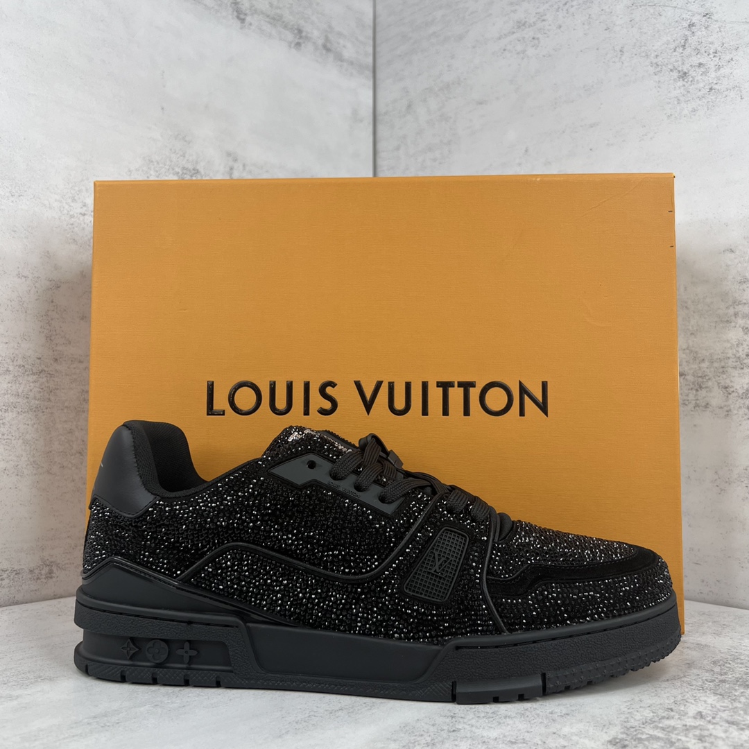 Louis Vuitton 新款上架 2062 Louis*Vuitto* LV trainer 满钻系列 走秀款TRAINER 大底和面料私模 绝对下血本费心思的一款鞋子 自Vifgil到来之后而设计的这一系列 每一季度都深受众多粉丝的青睐 TPU 大底 包装