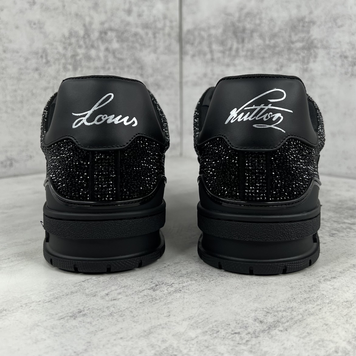 Louis Vuitton 新款上架 2062 Louis*Vuitto* LV trainer 满钻系列 走秀款TRAINER 大底和面料私模 绝对下血本费心思的一款鞋子 自Vifgil到来之后而设计的这一系列 每一季度都深受众多粉丝的青睐 TPU 大底 包装
