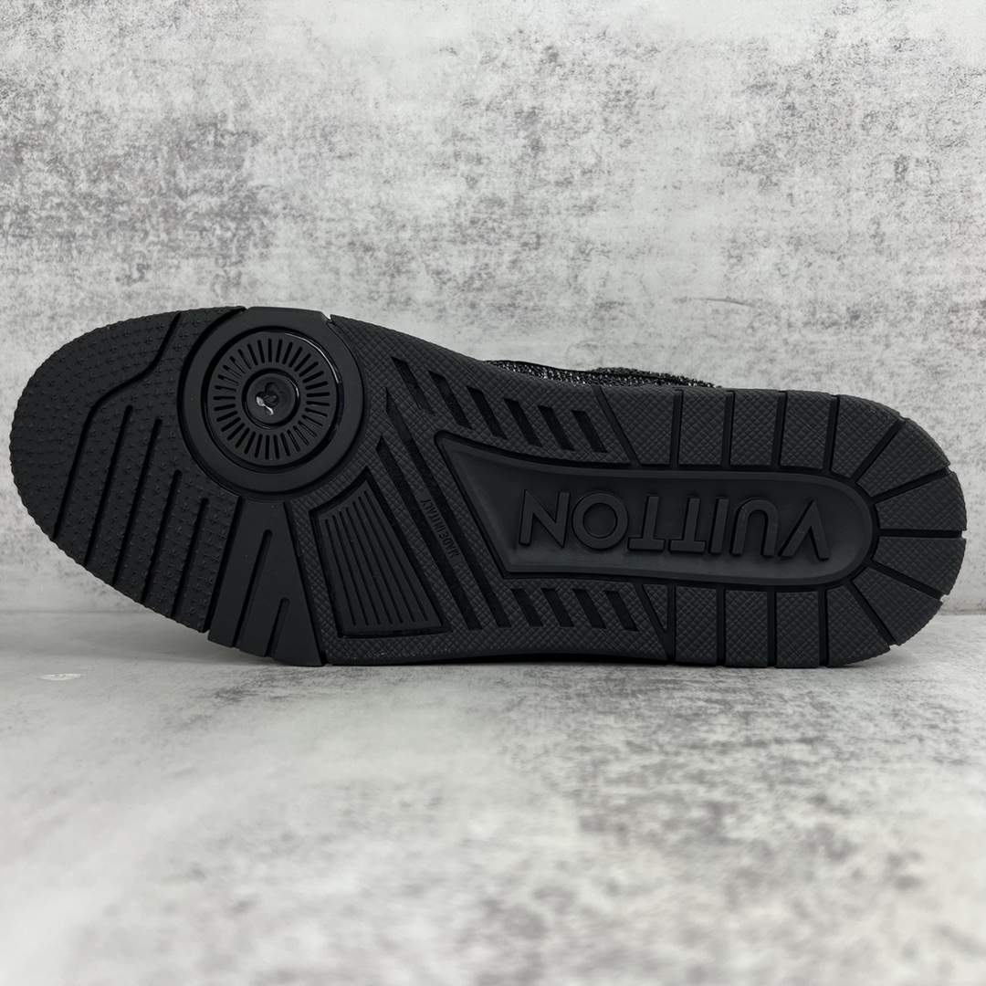 Louis Vuitton 新款上架 2062 Louis*Vuitto* LV trainer 满钻系列 走秀款TRAINER 大底和面料私模 绝对下血本费心思的一款鞋子 自Vifgil到来之后而设计的这一系列 每一季度都深受众多粉丝的青睐 TPU 大底 包装