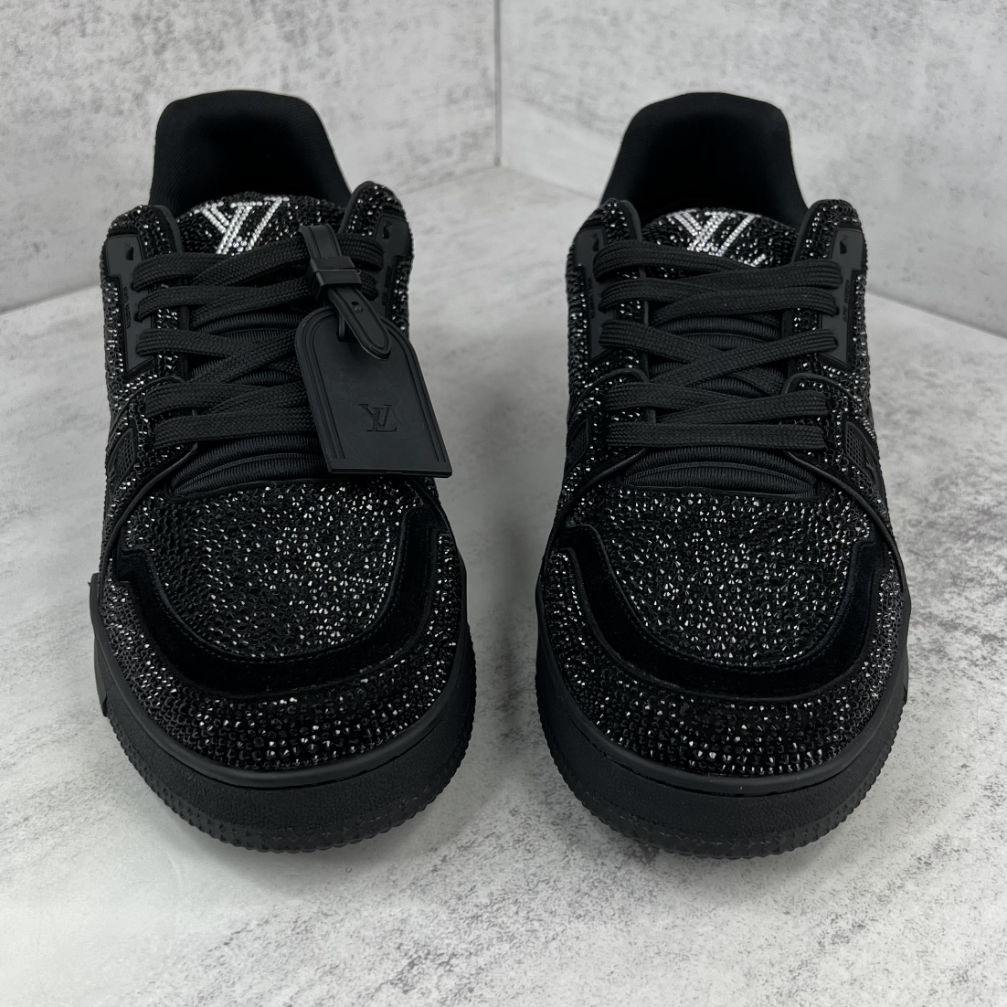 Louis Vuitton 新款上架 2062 Louis*Vuitto* LV trainer 满钻系列 走秀款TRAINER 大底和面料私模 绝对下血本费心思的一款鞋子 自Vifgil到来之后而设计的这一系列 每一季度都深受众多粉丝的青睐 TPU 大底 包装